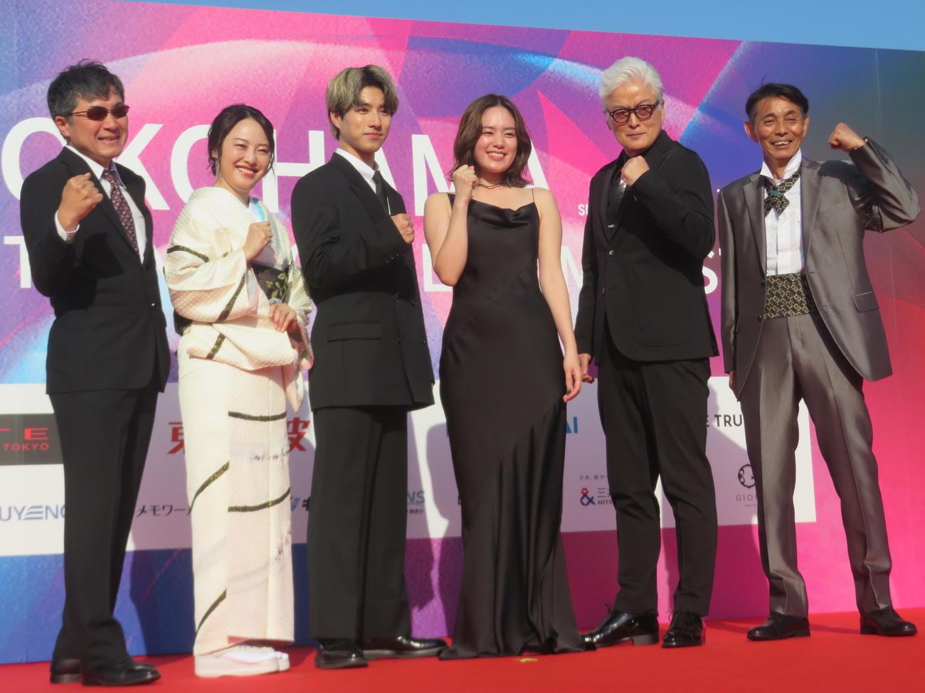 第3回横浜国際映画祭でレッドカーペットに出席した映画「オオムタアツシの青春」出演者たち（撮影・川田和博）