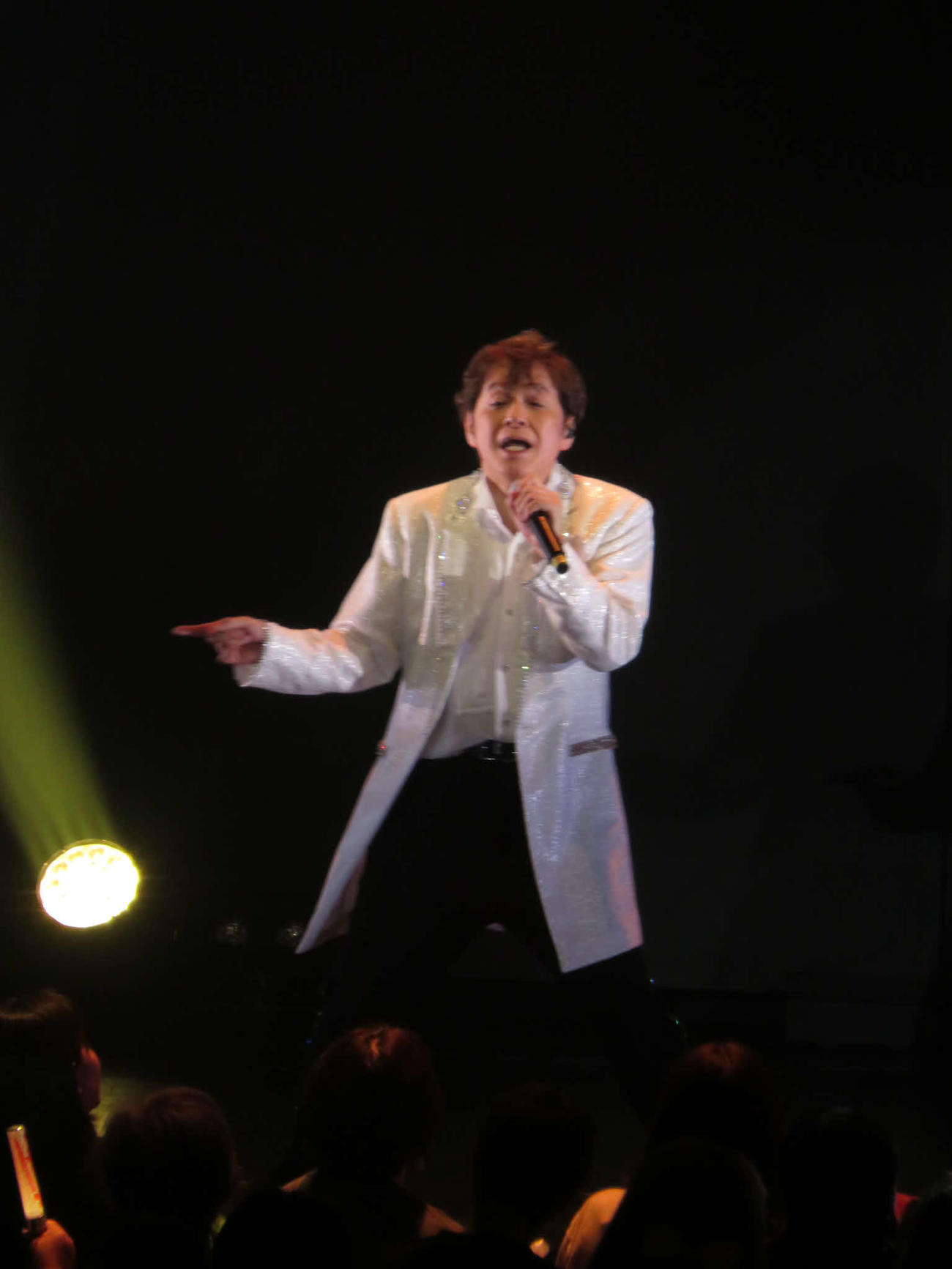 「MOVING ON 2025～4th season～」で熱唱する植草克秀