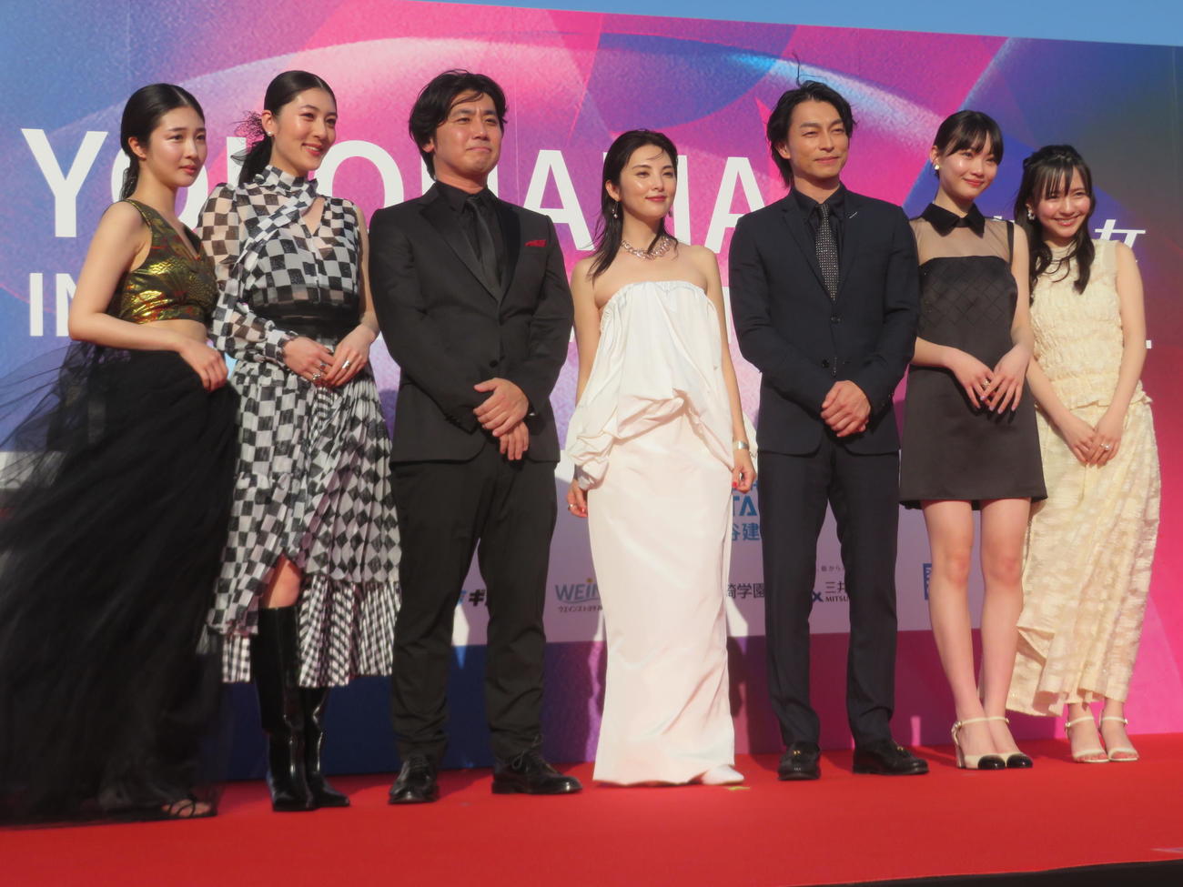 第3回横浜国際映画祭でレッドカーペットに出席した映画「東京予報　映画監督外山文治短編作品集」の出演者たち(撮影・川田和博）