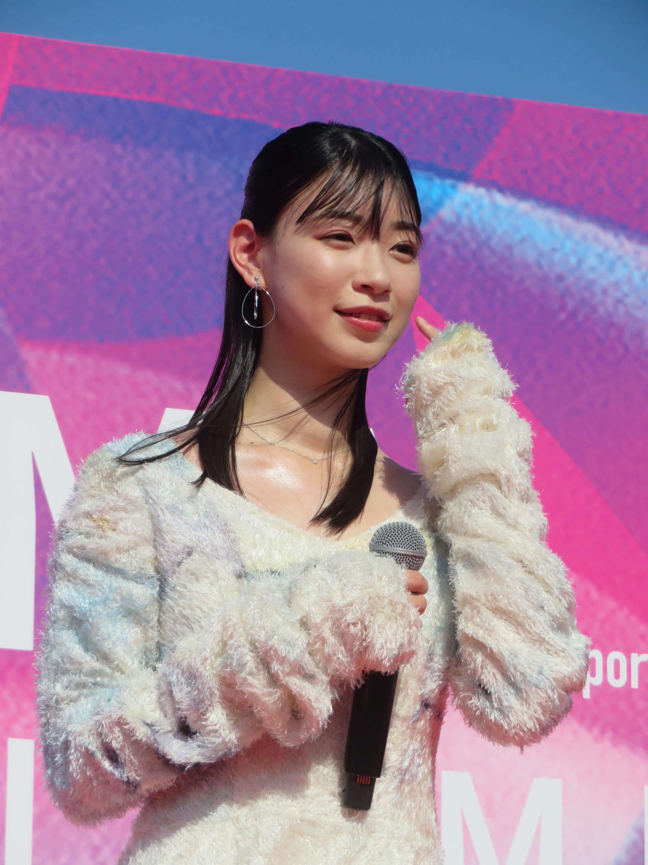 第3回横浜国際映画祭でレッドカーペットに出席したサブアンバサダーの熊井戸花(撮影・川田和博）