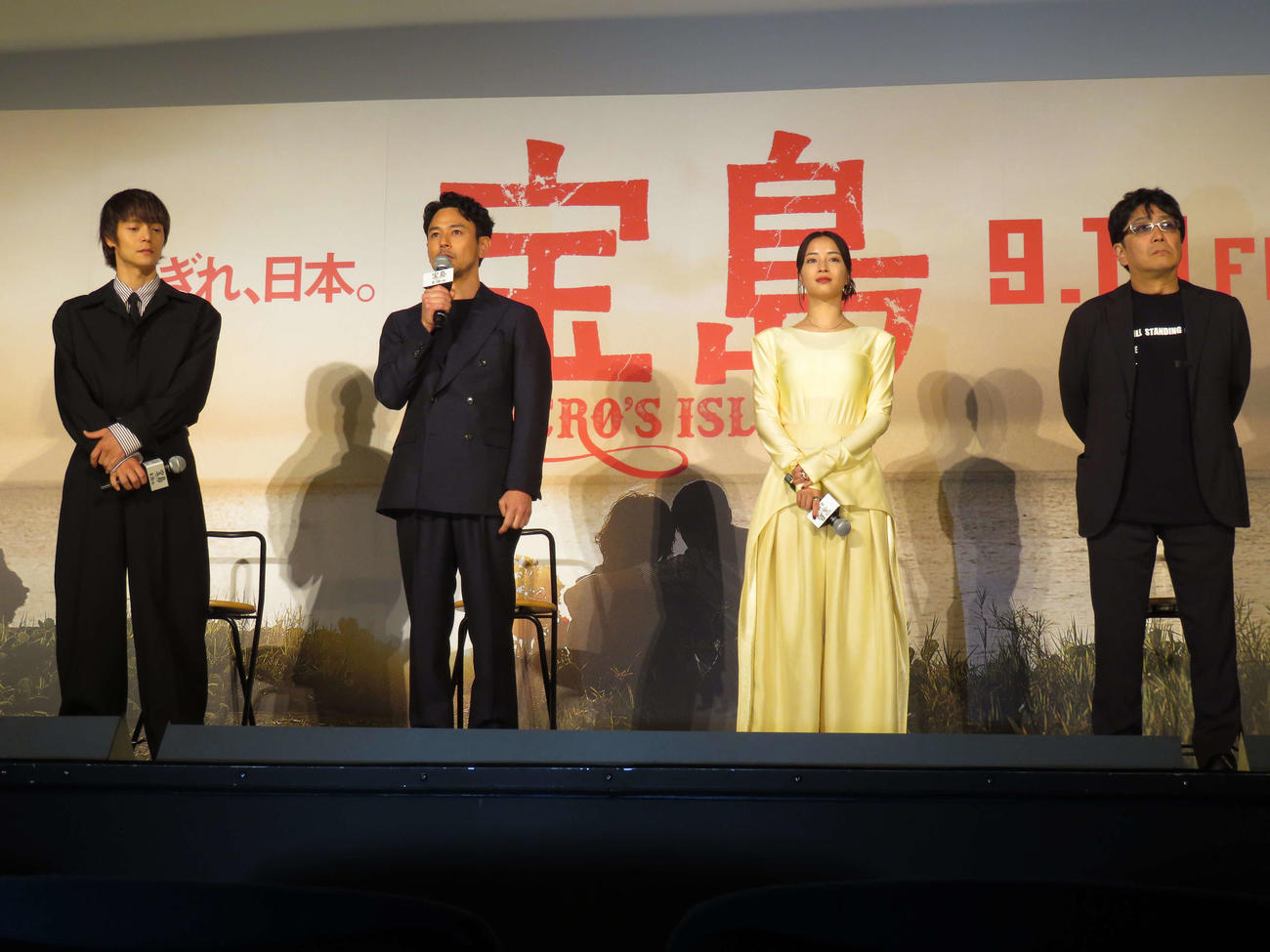 映画「宝島」製作報告会見に登壇した、左から窪田正孝、妻夫木聡、広瀬すず、大友啓史監督（撮影・村上幸将）