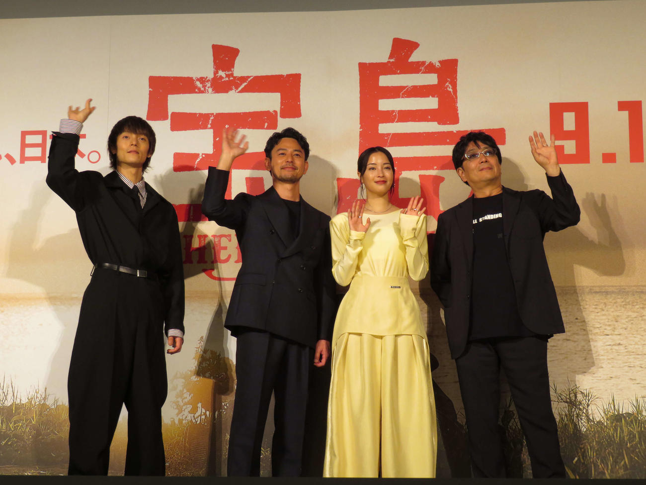 映画「宝島」製作報告会見に登壇した、左から窪田正孝、妻夫木聡、広瀬すず、大友啓史監督（撮影・村上幸将）
