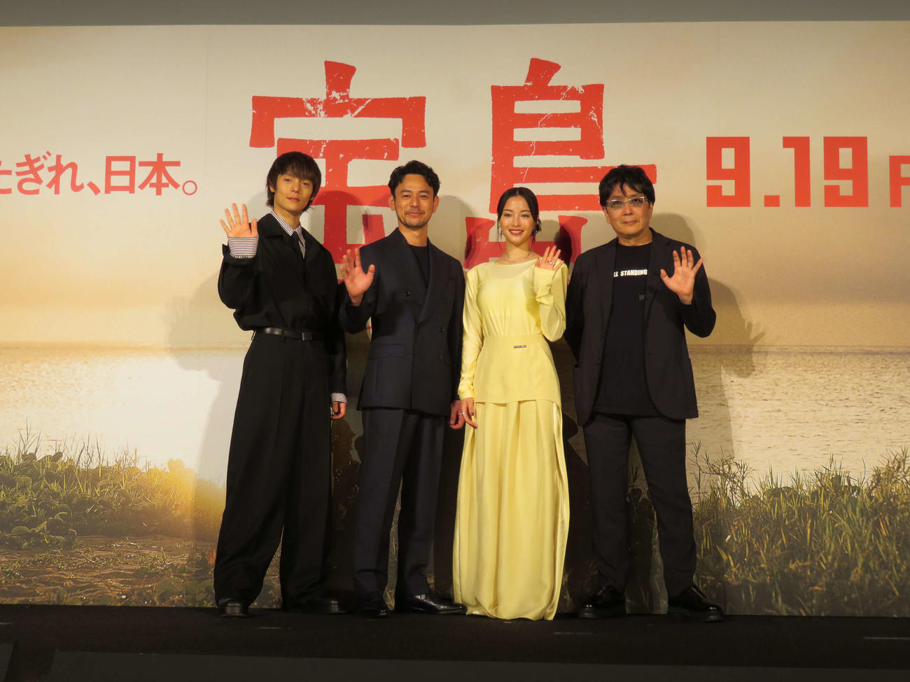 映画「宝島」製作報告会見に登壇した、左から窪田正孝、妻夫木聡、広瀬すず、大友啓史監督（撮影・村上幸将）
