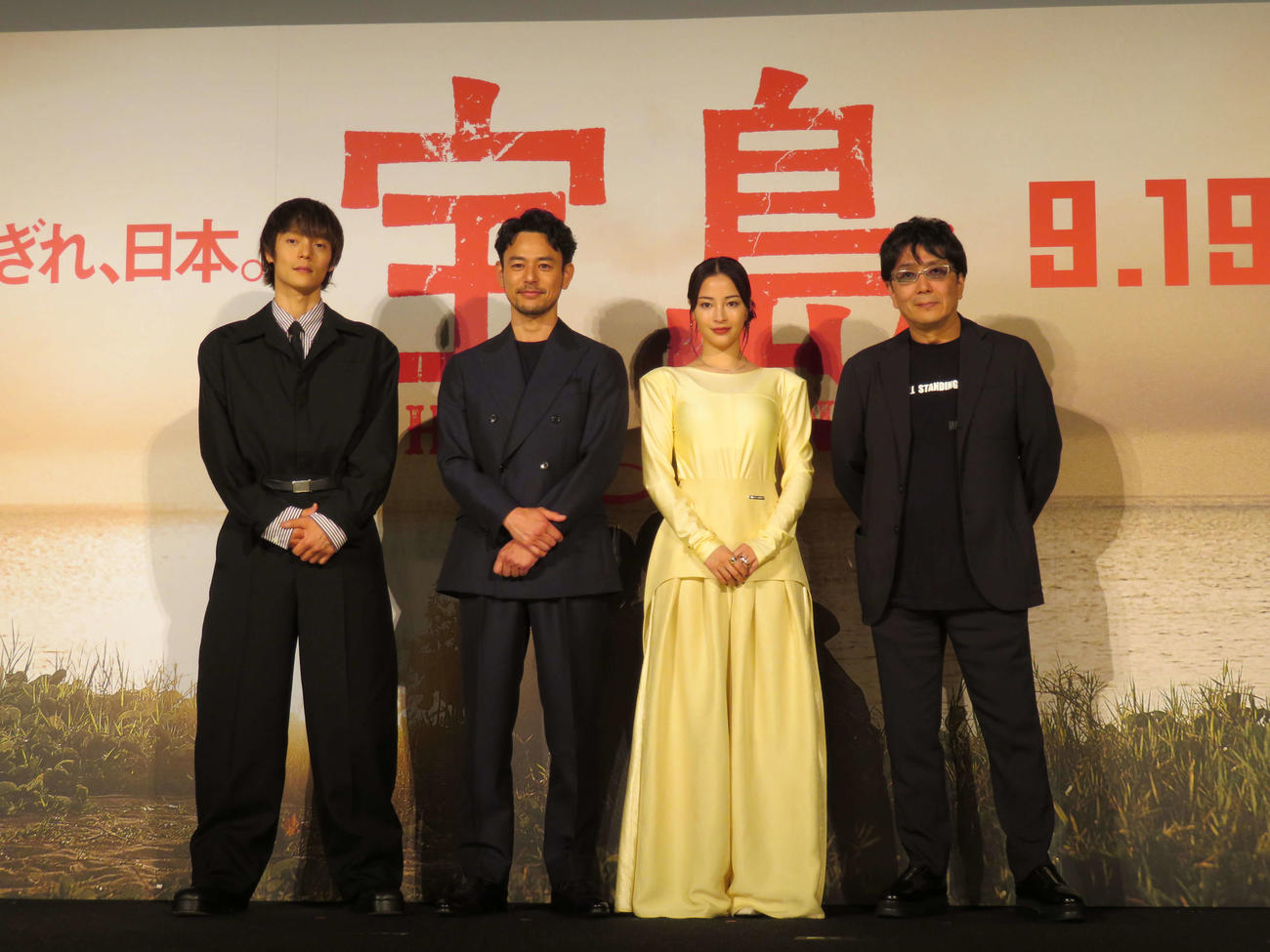 映画「宝島」製作報告会見に登壇した、左から窪田正孝、妻夫木聡、広瀬すず、大友啓史監督（撮影・村上幸将）
