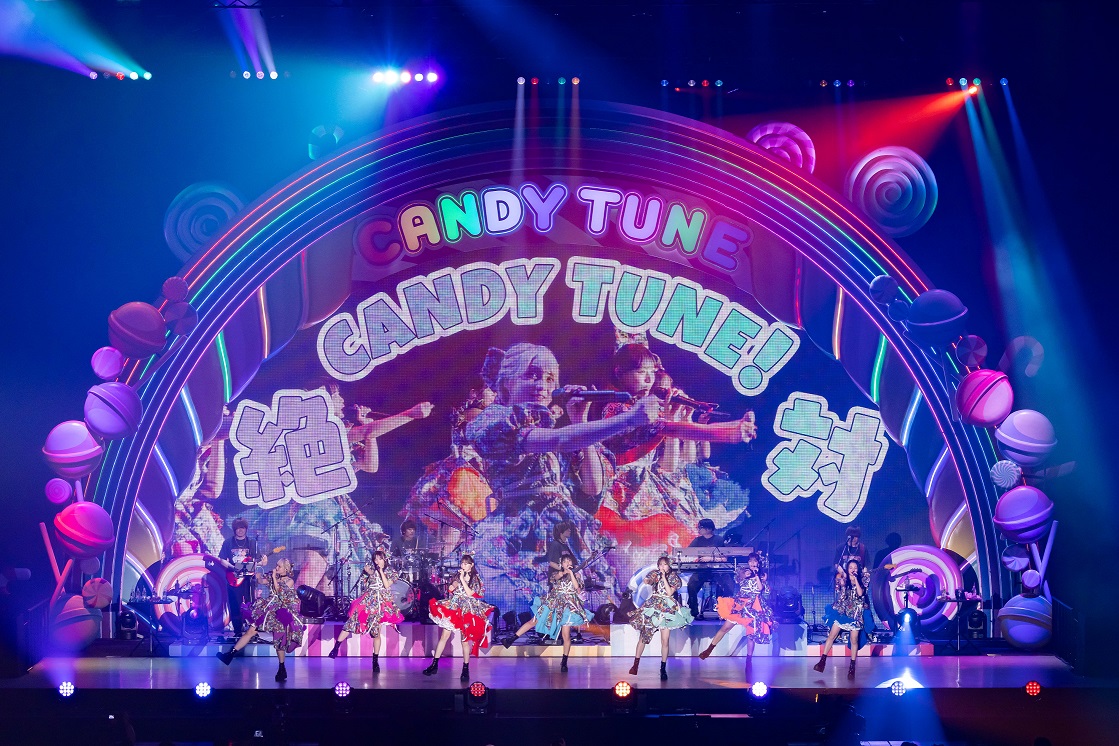 デビュー2周年ツアーの最終公演出熱唱するCANDY TUNEのメンバーたち。左から宮野静、村川緋杏、立花琴未、福山梨乃、小川奈々子南なつ、小川奈々子、南なつ、桐原美月