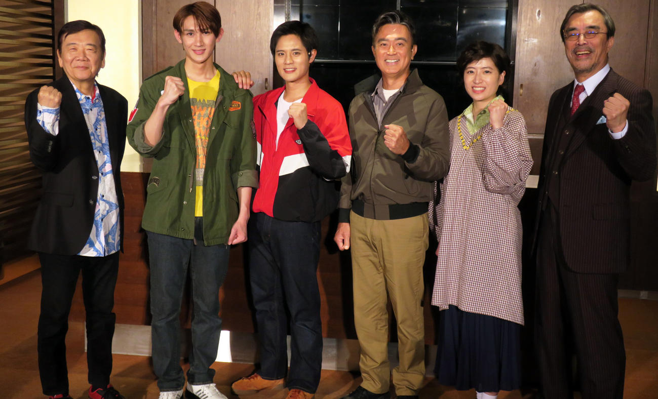 舞台「反乱のボヤージュ」取材会で。左から、鴻上尚史、大内リオン、岡本圭人、石黒賢、南沢奈央、益岡徹