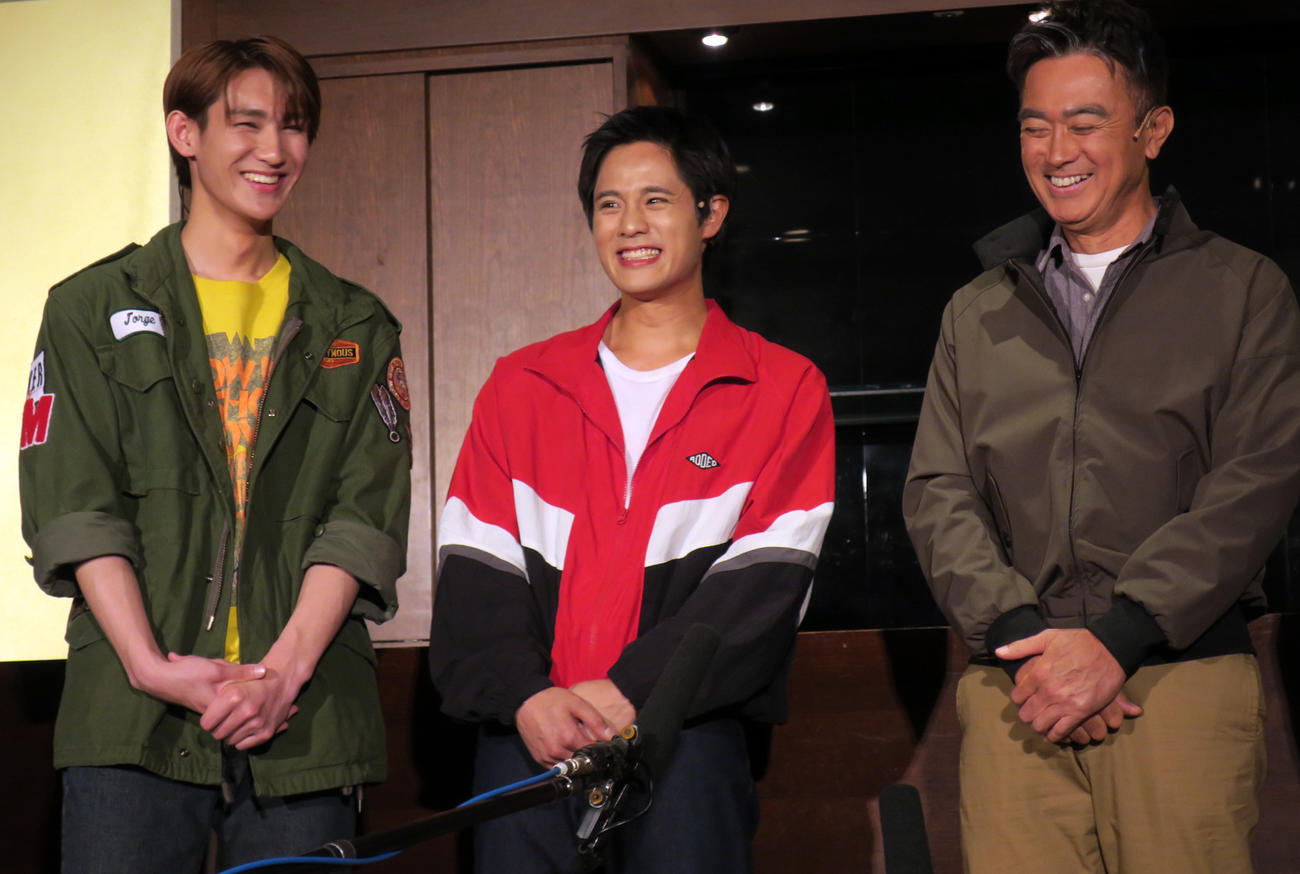 舞台「反乱のボヤージュ」取材会で。左から、大内リオン、岡本圭人、石黒賢