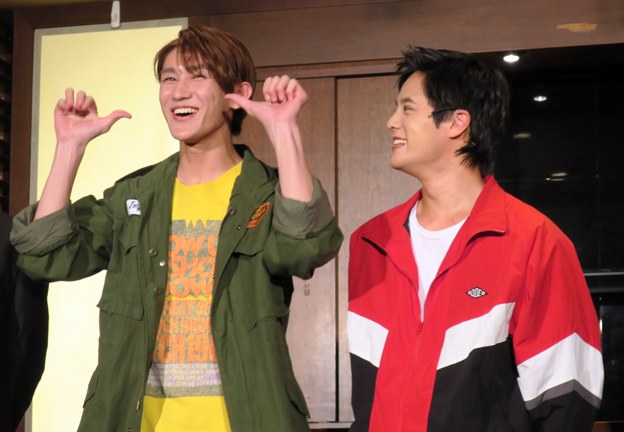 舞台「反乱のボヤージュ」取材会で。左から、大内リオン、岡本圭人