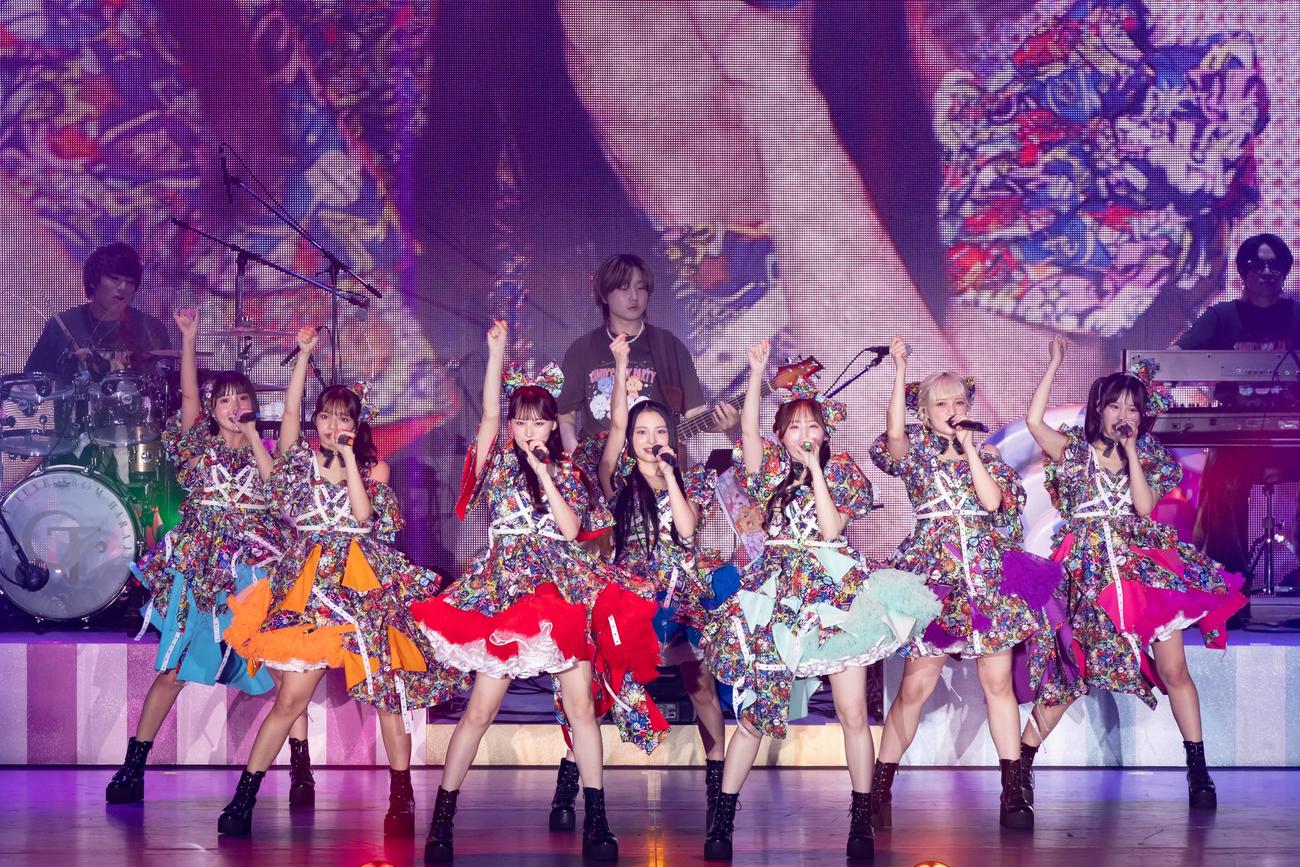 デビュー2周年ツアーデビュー2周年ツアー「CANDY CANDY PARTY」最終公演で熱唱するCANDY TUNEのメンバーたち