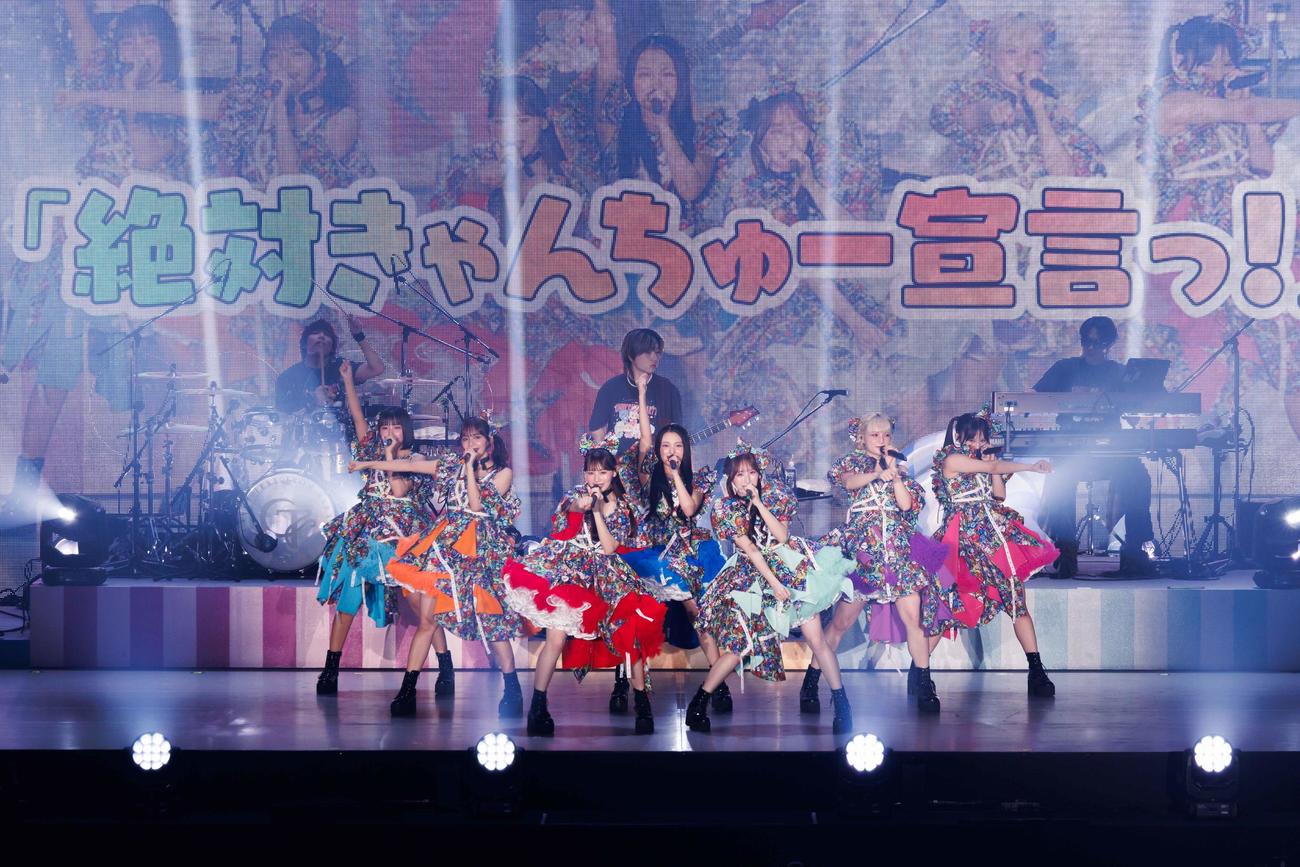 デビュー2周年ツアーデビュー2周年ツアー「CANDY CANDY PARTY」最終公演で熱唱するCANDY TUNEのメンバーたち