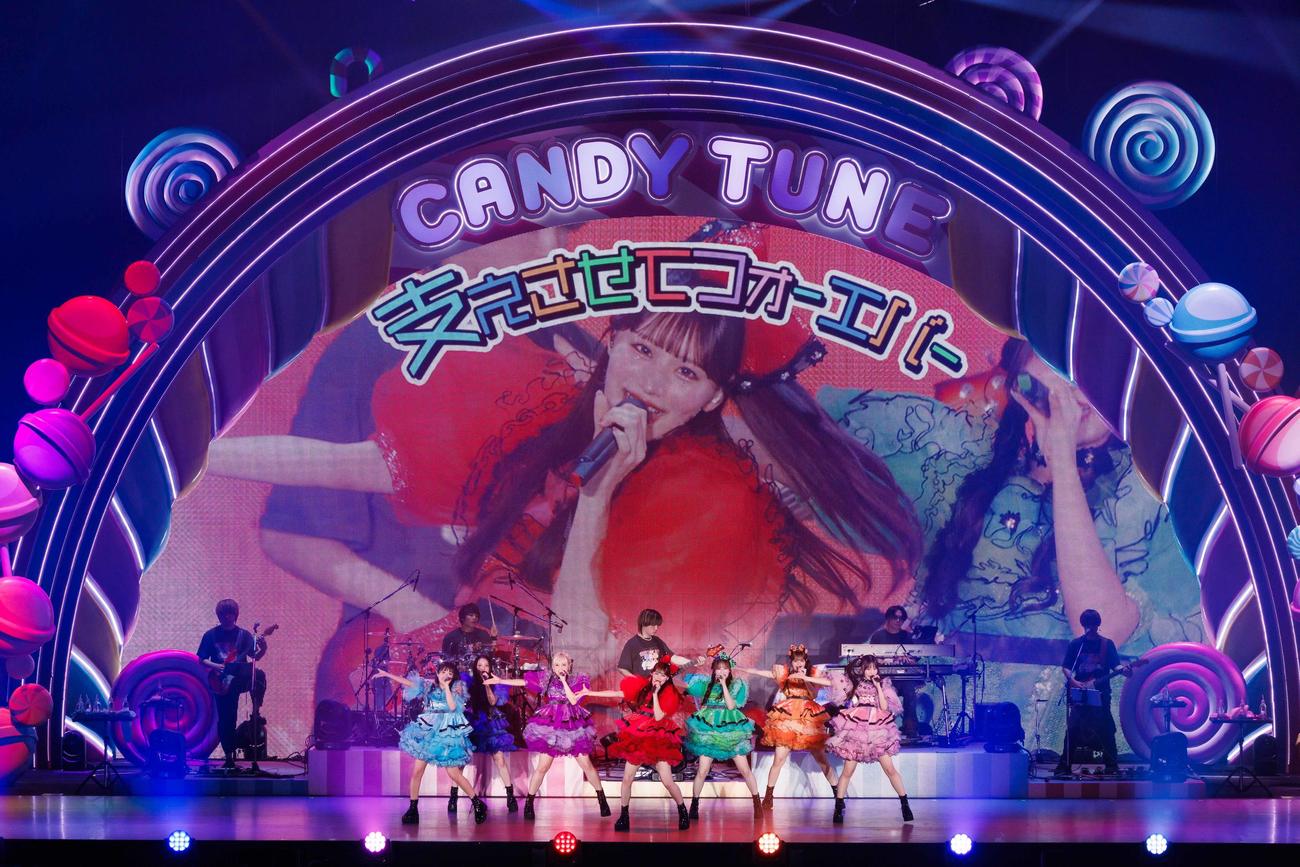 デビュー2周年ツアーデビュー2周年ツアー「CANDY CANDY PARTY」最終公演で熱唱するCANDY TUNEのメンバーたち