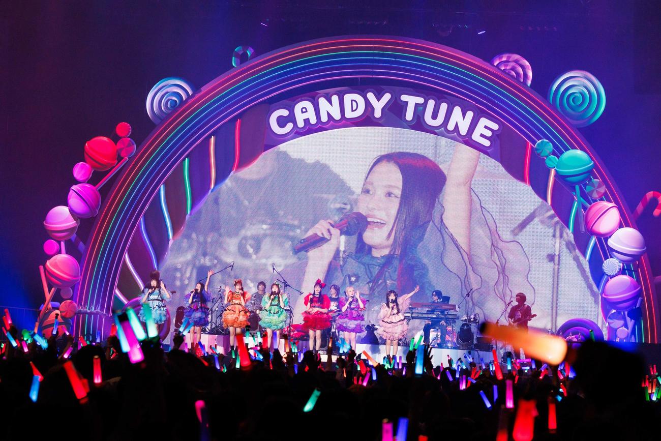 デビュー2周年ツアーデビュー2周年ツアー「CANDY CANDY PARTY」最終公演で熱唱するCANDY TUNEのメンバーたち
