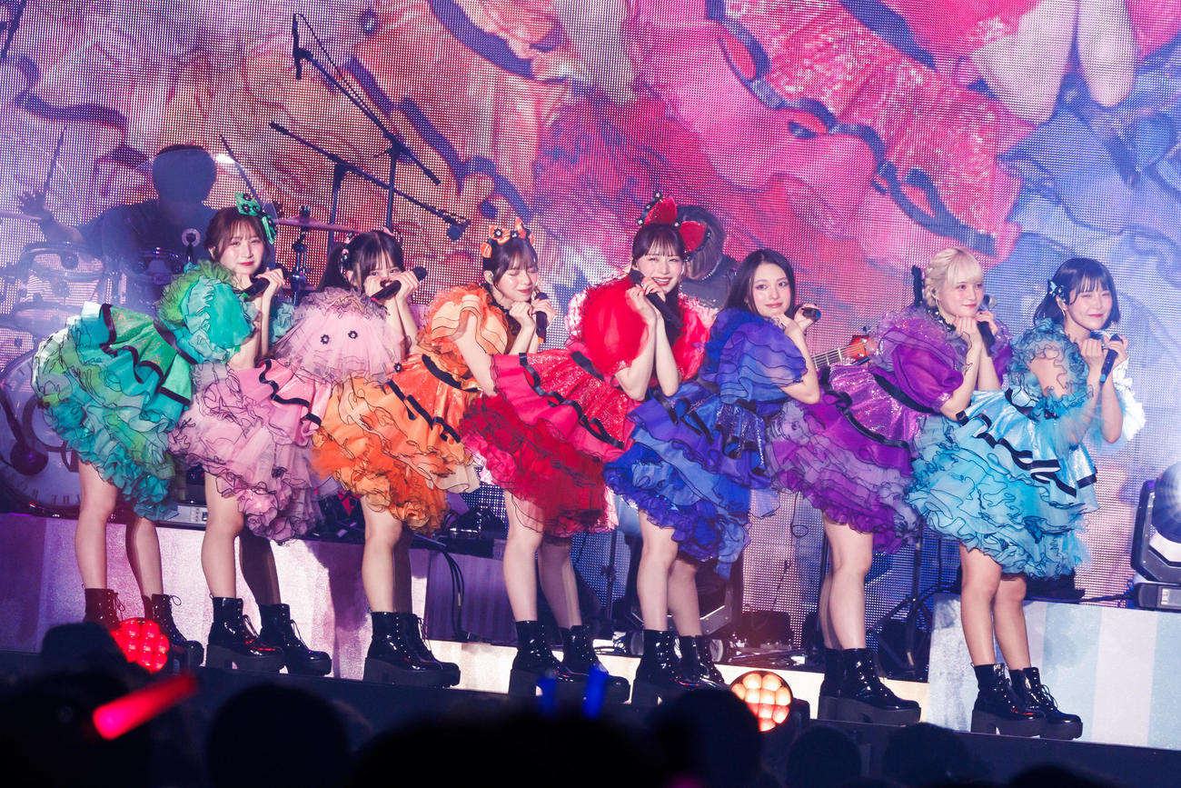 デビュー2周年ツアーデビュー2周年ツアー「CANDY CANDY PARTY」最終公演で熱唱するCANDY TUNEのメンバーたち