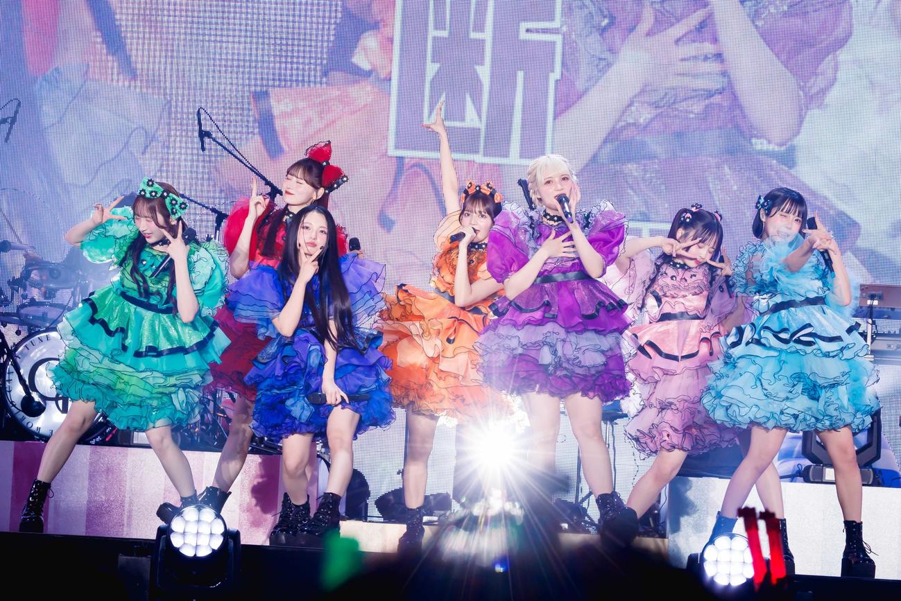 デビュー2周年ツアーデビュー2周年ツアー「CANDY CANDY PARTY」最終公演で熱唱するCANDY TUNEのメンバーたち