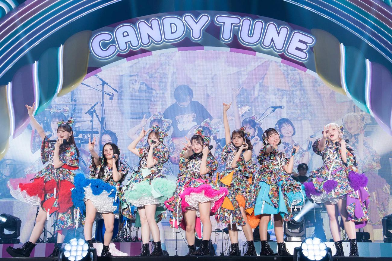 デビュー2周年ツアーデビュー2周年ツアー「CANDY CANDY PARTY」最終公演で熱唱するCANDY TUNEのメンバーたち