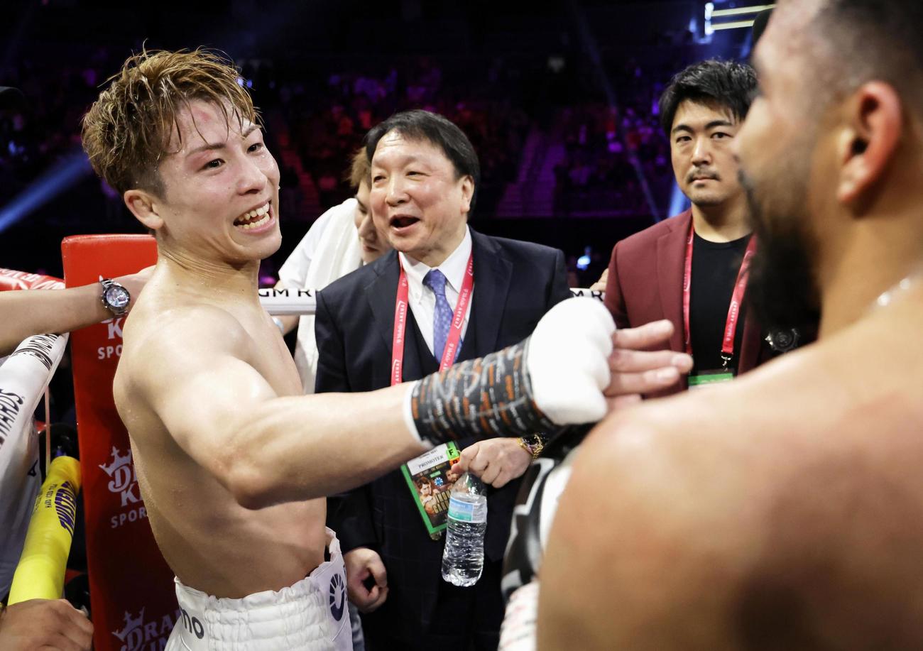 ラモン・カルデナスに勝利し王座を防衛し、健闘をたたえ合う井上尚弥（左）