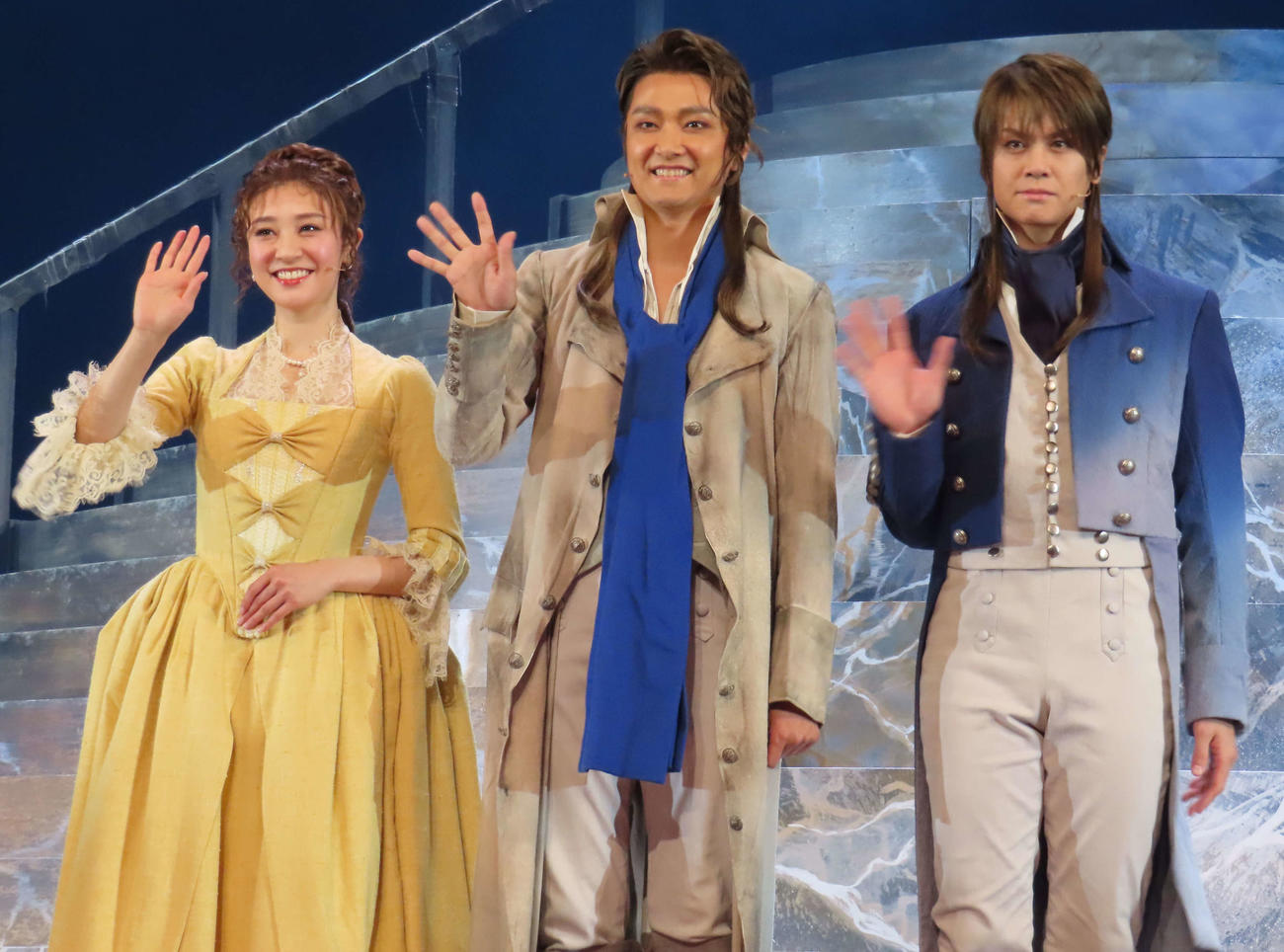 ミュージカル「二都物語」の公開通し稽古に臨んだ、左から潤花、井上芳雄、浦井健治