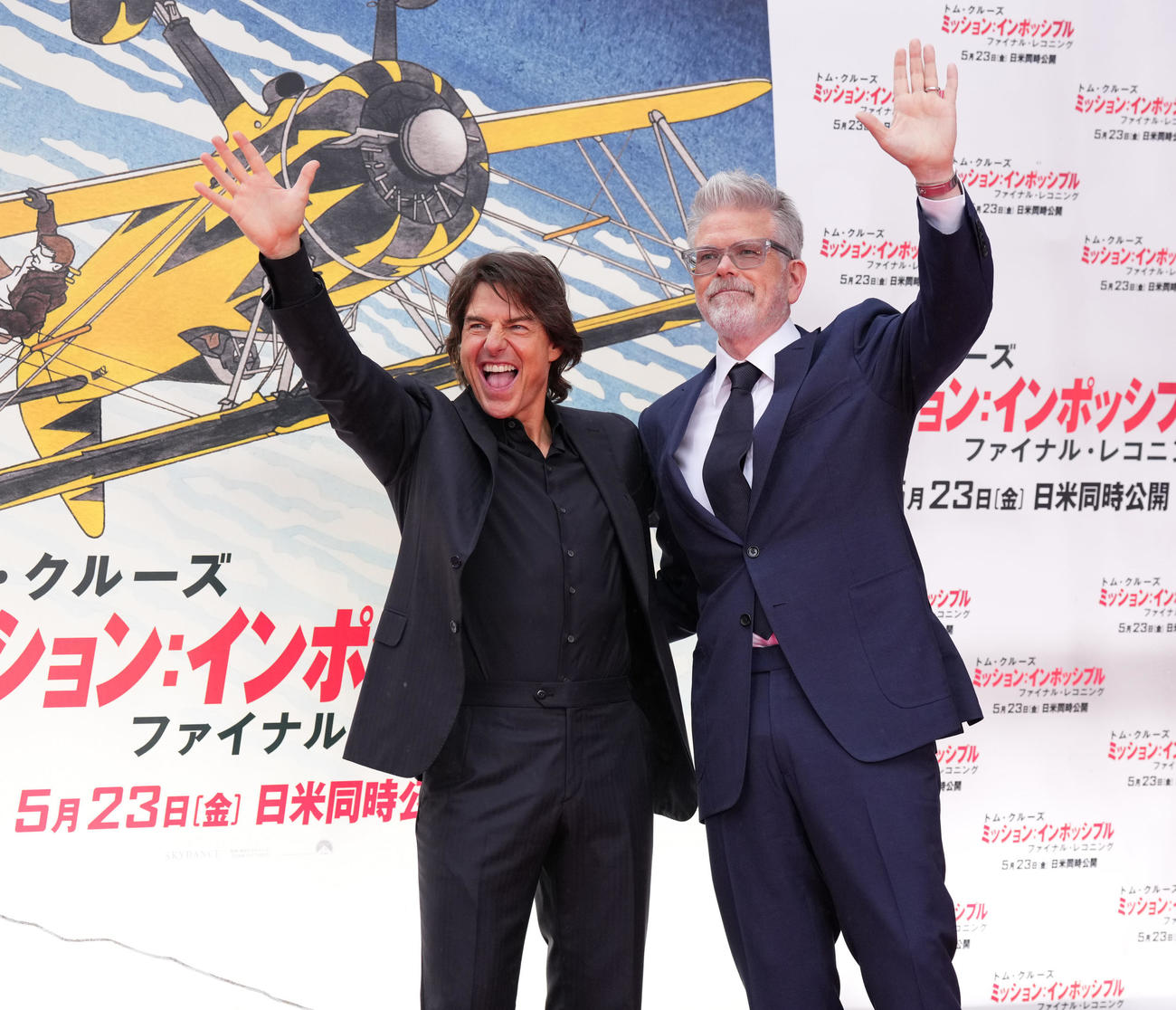 映画「ミッション：インポッシブル／ファイナル・レコニング」ジャパンプレミア　笑顔で登壇するトム・クルーズ。右はクリストファー・マッカリーの(撮影・井上学)