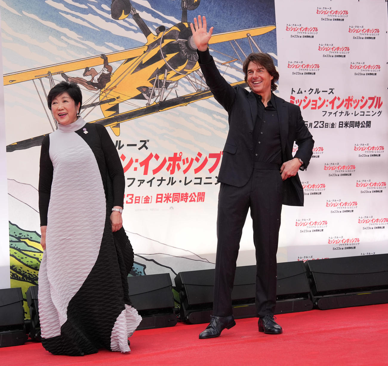 映画「ミッション：インポッシブル／ファイナル・レコニング」ジャパンプレミア　ファンの声援に応えるトム・クルーズ。左は東京都の小池百合子知事(撮影・井上学)