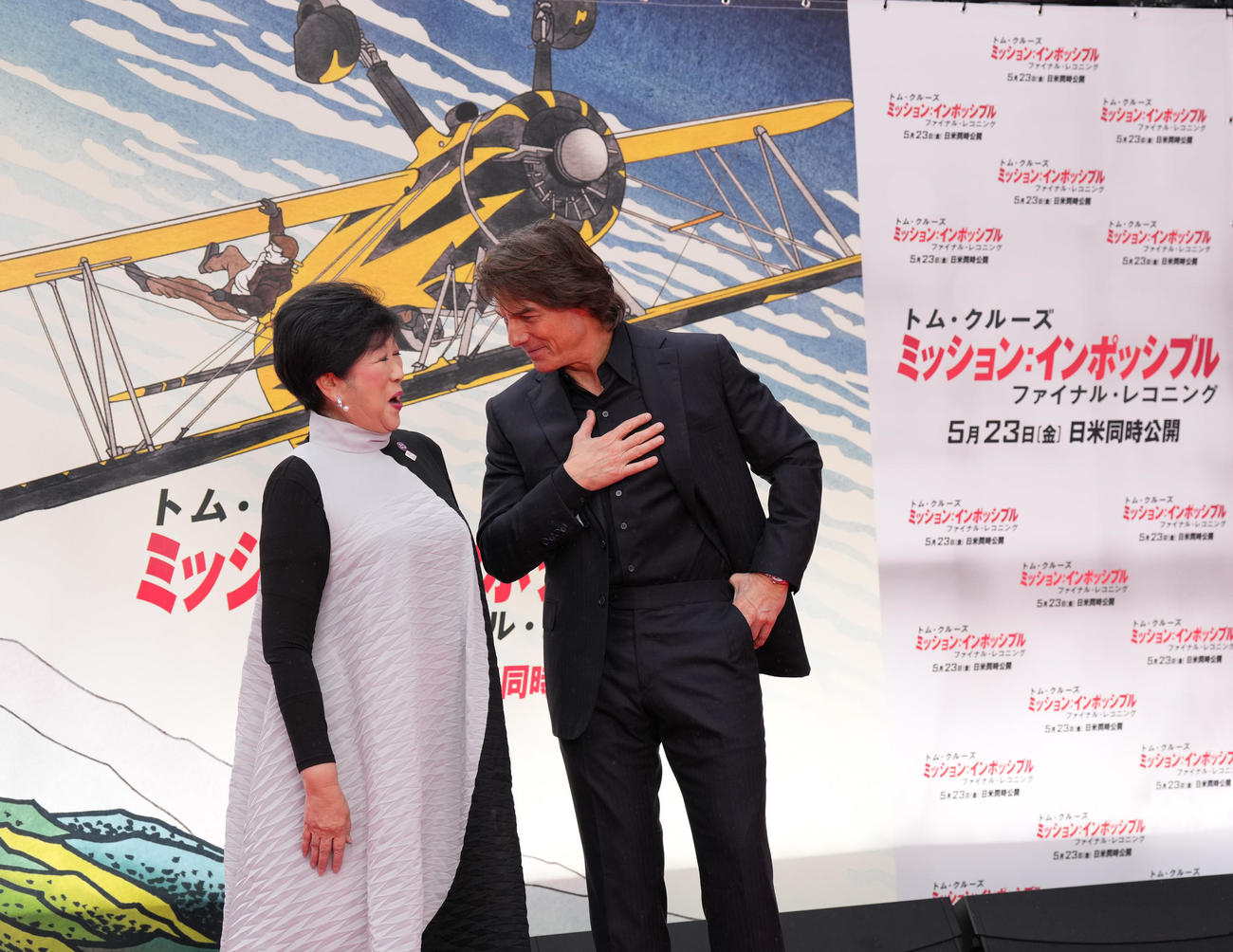 映画「ミッション：インポッシブル／ファイナル・レコニング」ジャパンプレミアで小池百合子知事（左）と談笑するトム・クルーズ(撮影・井上学)