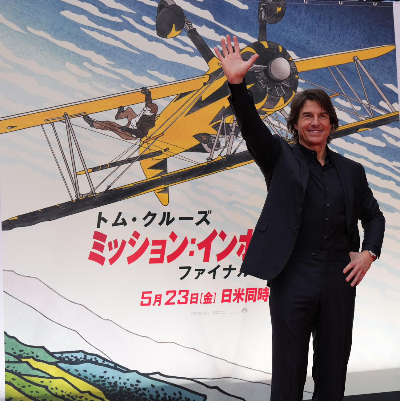映画「ミッション：インポッシブル／ファイナル・レコニング」ジャパンプレミアで、手を振り笑顔を見せるトム・クルーズ(撮影・井上学)