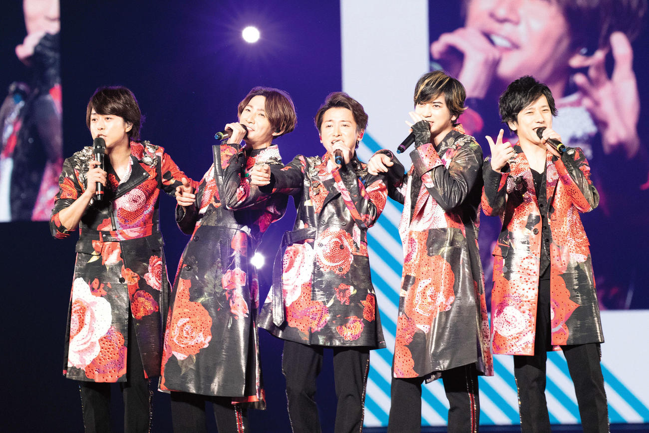並んで熱唱する嵐の、左か櫻井翔、相葉雅紀、大野智、松本潤、二宮和也