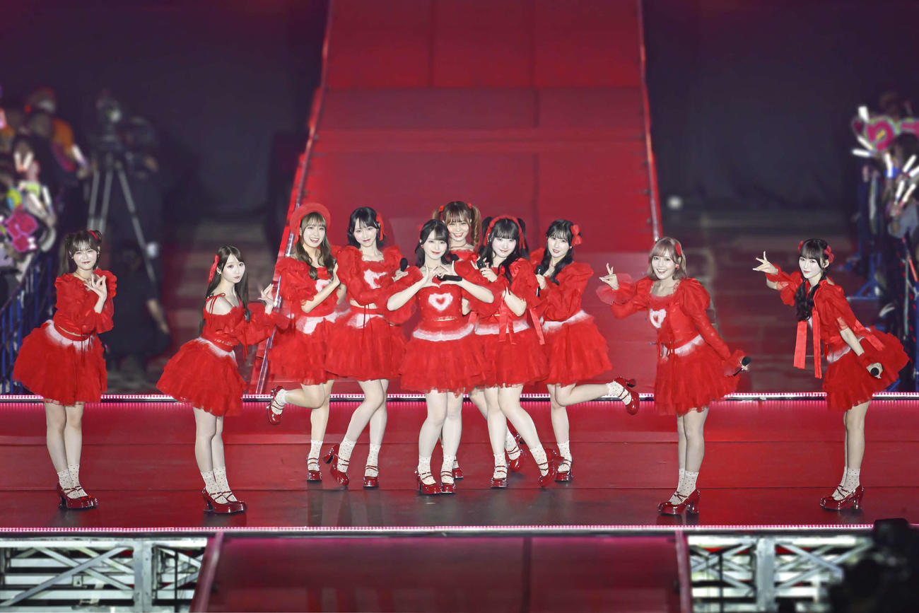 アリーナツアーファイナル公演でパフォーマンスする＝LOVE