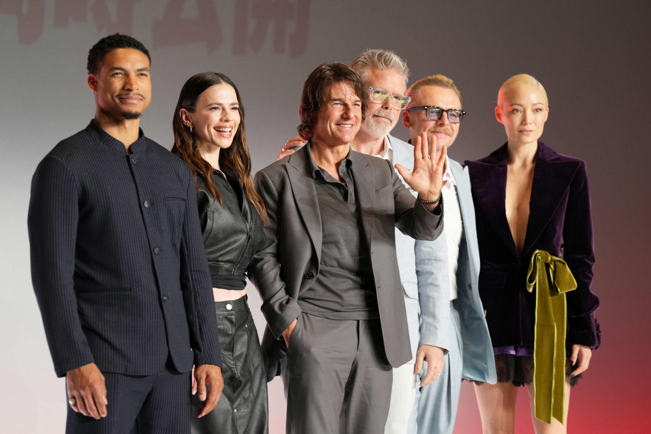映画「ミッション：インポッシブル／ファイナル・レコニング」来日記者会見　フォトセッションに臨む、左からグレッグ・ターザン・デイヴィス、ヘイリー・アトウェル、トム・クルーズ、クリストファー・マッカリー監督、サイモン・ペッグ、ポム・クレメンティエフ（撮影・井上学)