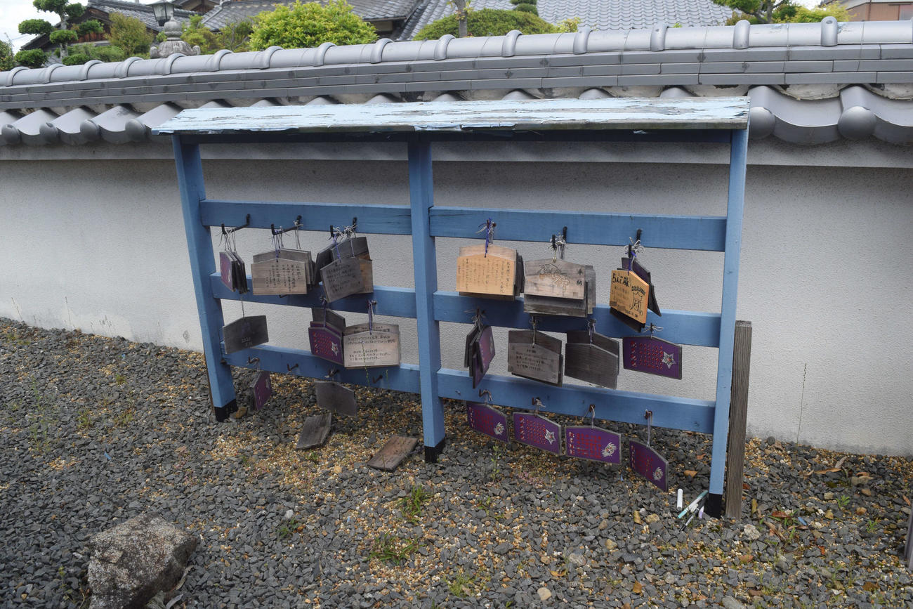 松本神社の境内に奉納された絵馬（撮影・阪口孝志）（写真は一部加工）