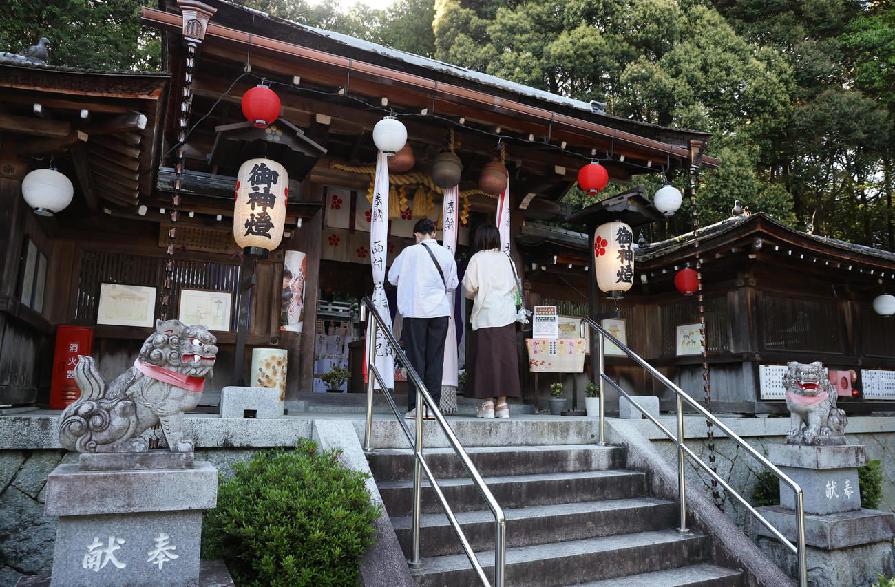 大野神社にお参りする嵐ファン（撮影・白石智彦）