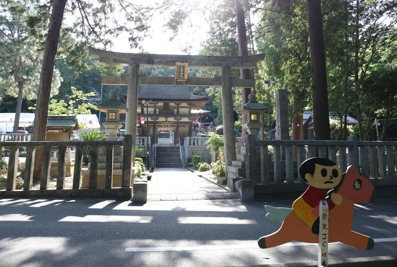 大野神社の鳥居と馬に乗る飛び出し坊や（撮影・白石智彦）