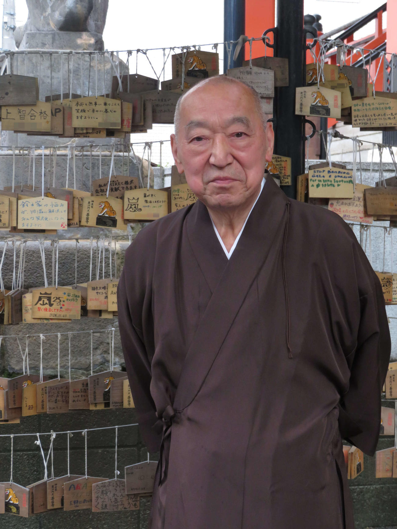 嵐の聖地として知られる毘沙門天・善國寺の嶋田堯嗣（ぎょうじ）住職（写真は一部加工）