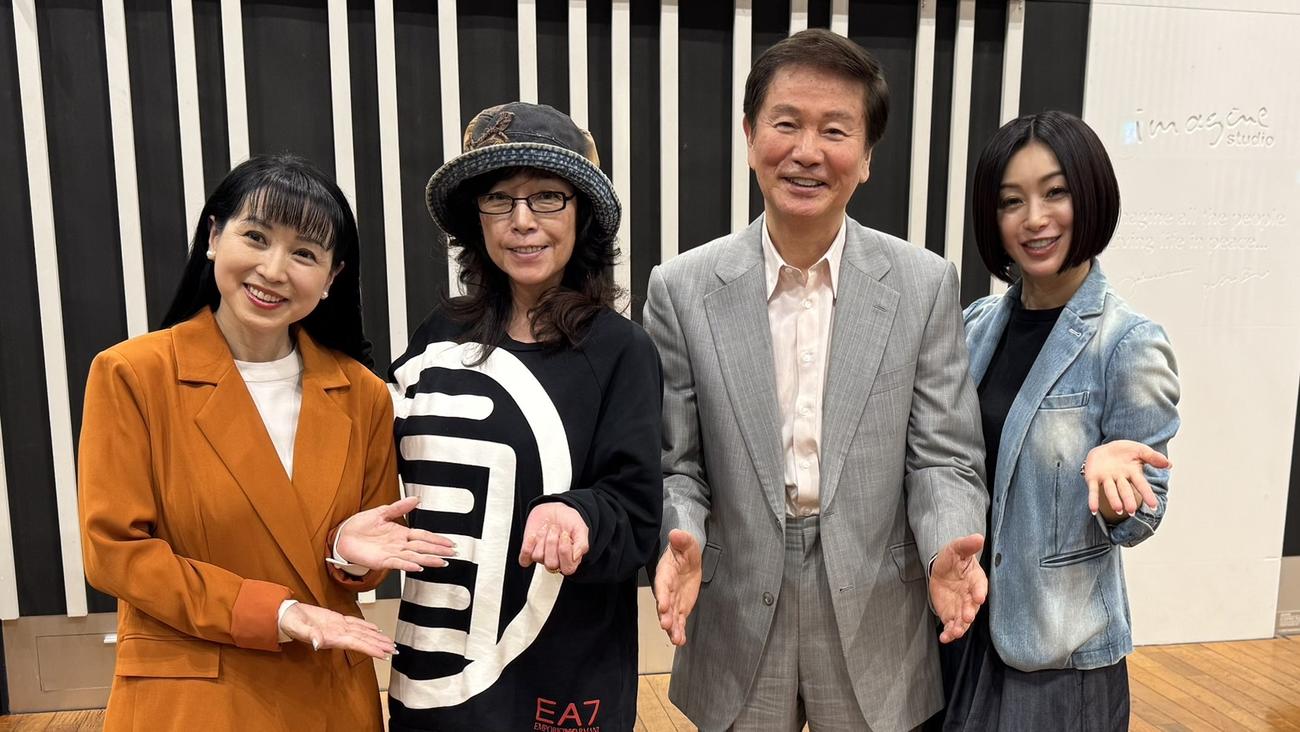デビュー45周年を迎えた柏原芳恵（左から2人目）。左から西村知美、1人おいて森田健作、酒井法子