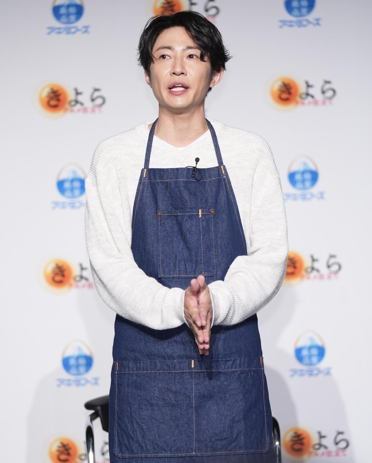 「アキタフーズ　きよら　グルメ仕立て　新CM発表会」に登壇した相葉雅紀は会の前に、嵐の活動についてあいさつする（撮影・垰建太）