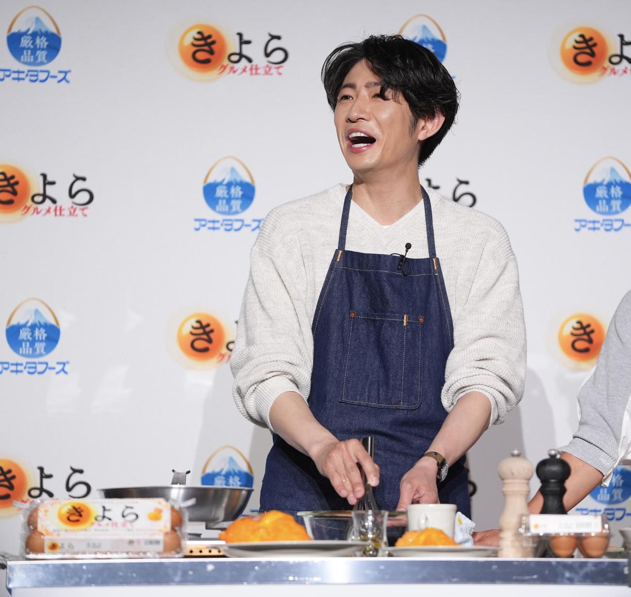 「アキタフーズ　きよら　グルメ仕立て　新CM発表会」で卵料理を調理する嵐の相葉雅紀（撮影・垰建太）