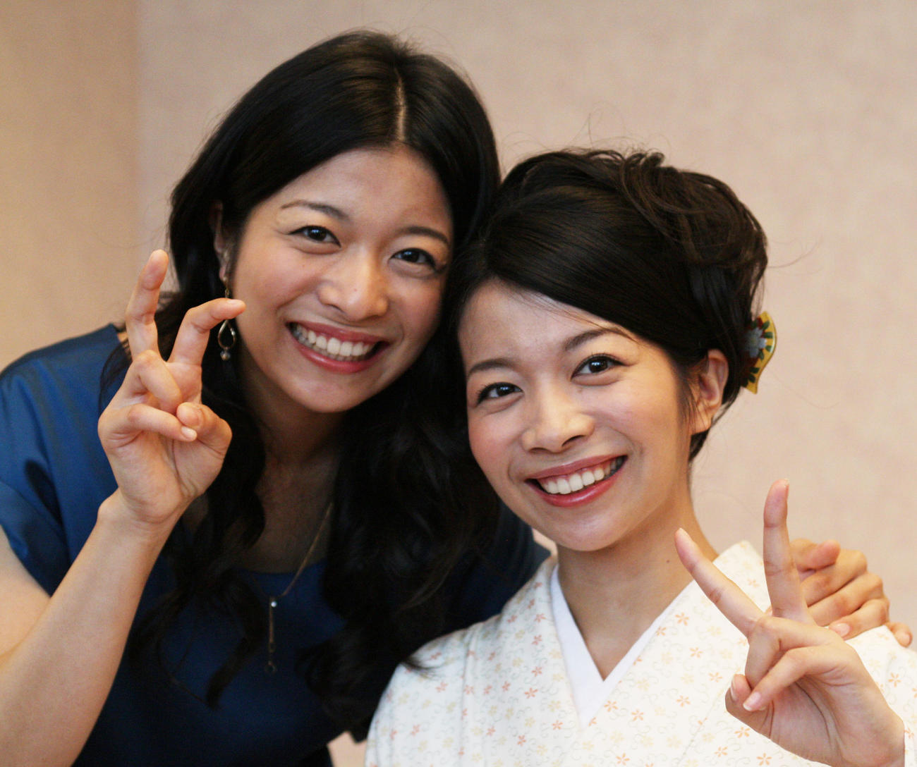 三倉茉奈（左）佳奈姉妹（09年9月撮影）