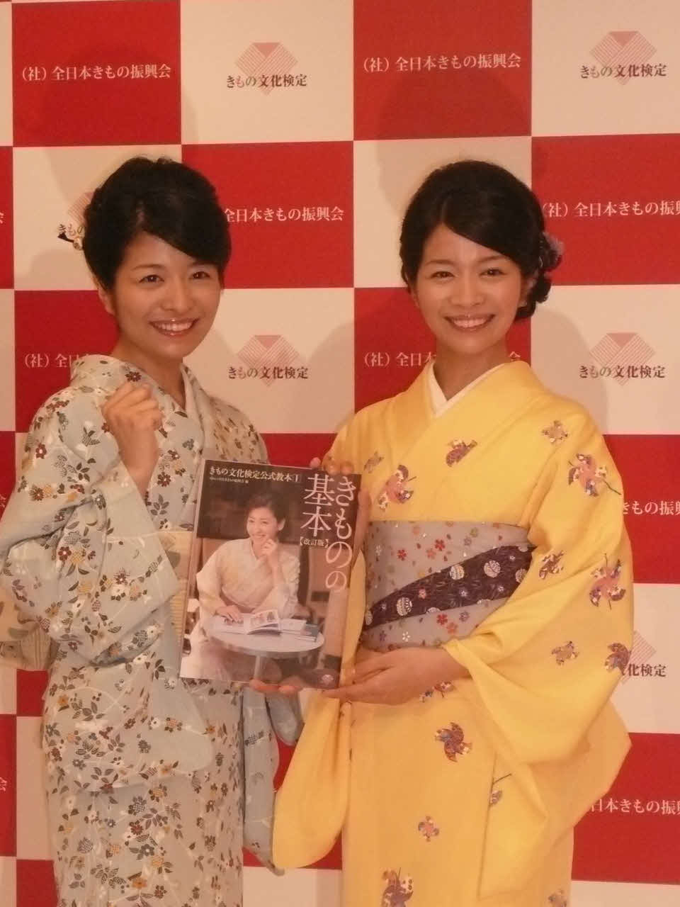 三倉茉奈（左）三倉佳奈姉妹（2009年7月撮影）