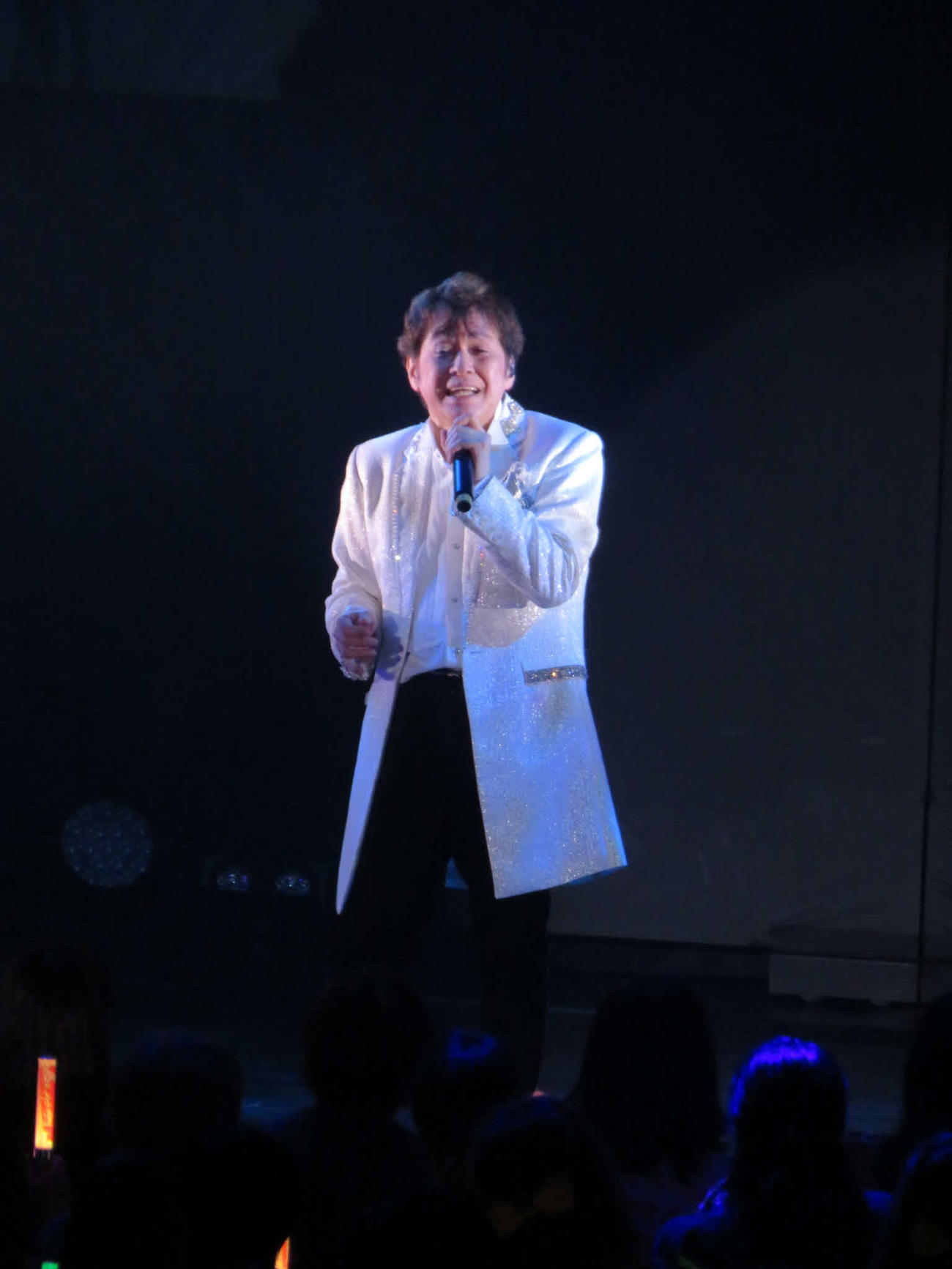 「MOVING ON 2025～4th season～」で熱唱する植草克秀
