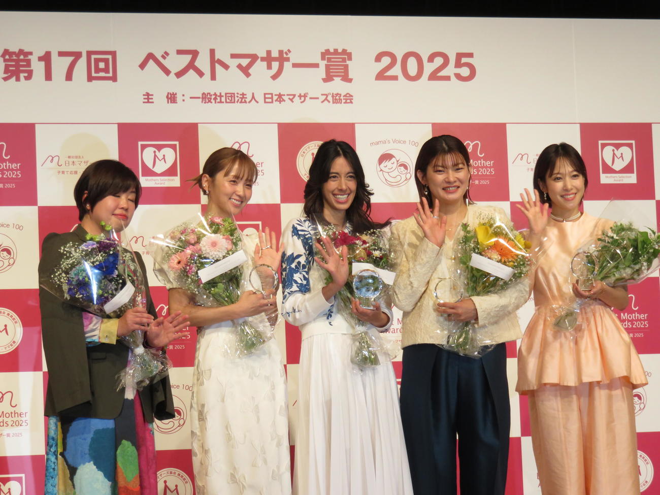 第17回ベストマザー賞2025授賞式に登壇した、左から山崎ナオコーラさん、Dream Ami、森泉、高橋礼華さん、鷲見玲奈