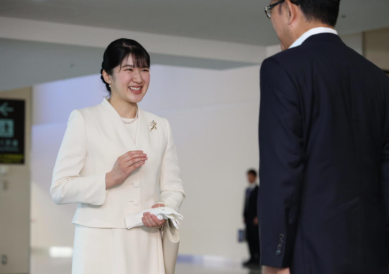 大阪・関西万博を視察するため伊丹空港に到着し、出迎えを受けられる天皇、皇后両陛下の長女愛子さま（代表撮影）