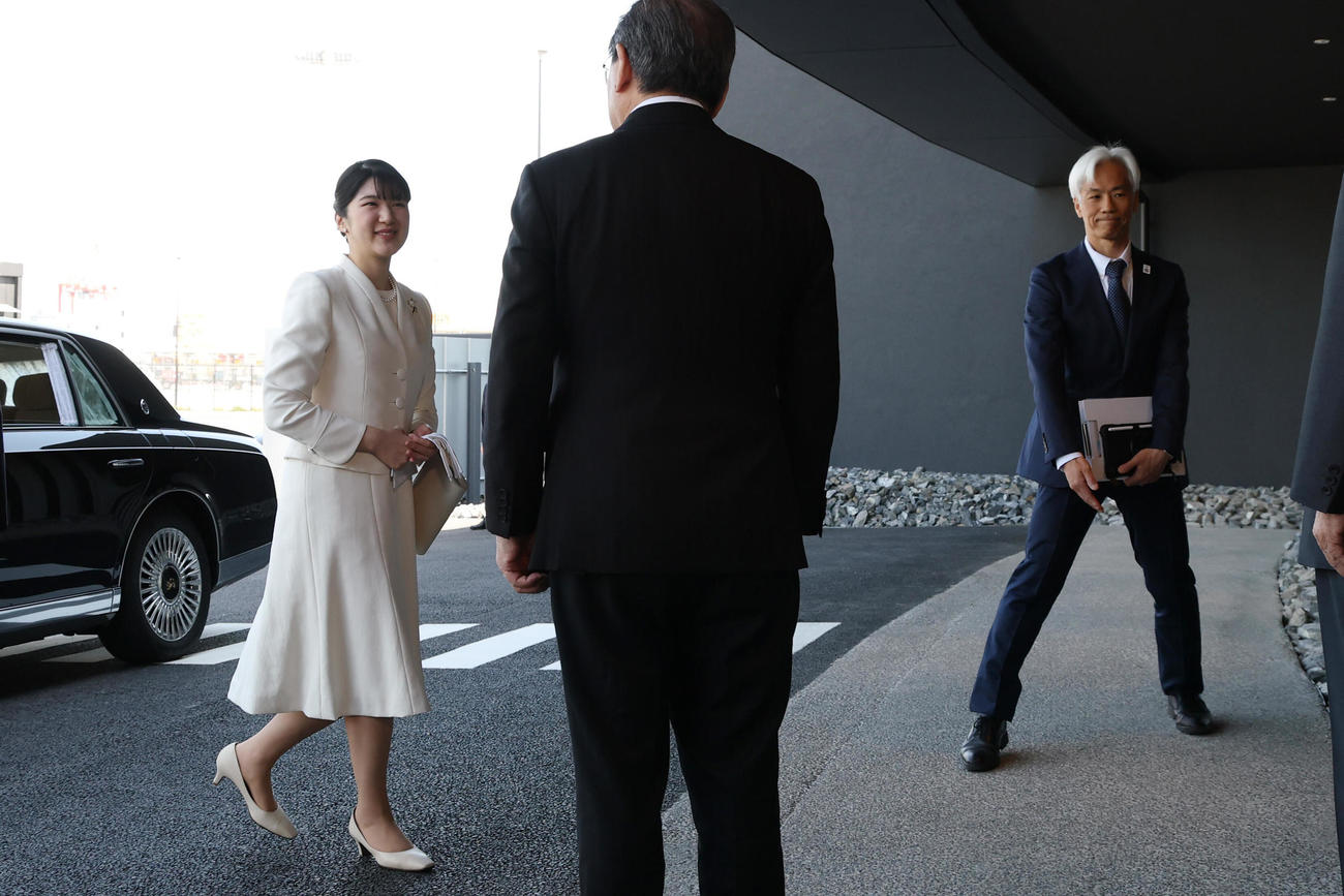 大阪・関西万博会場の日本館に到着し、出迎えを受ける天皇、皇后両陛下の長女愛子さま（左）（代表撮影）