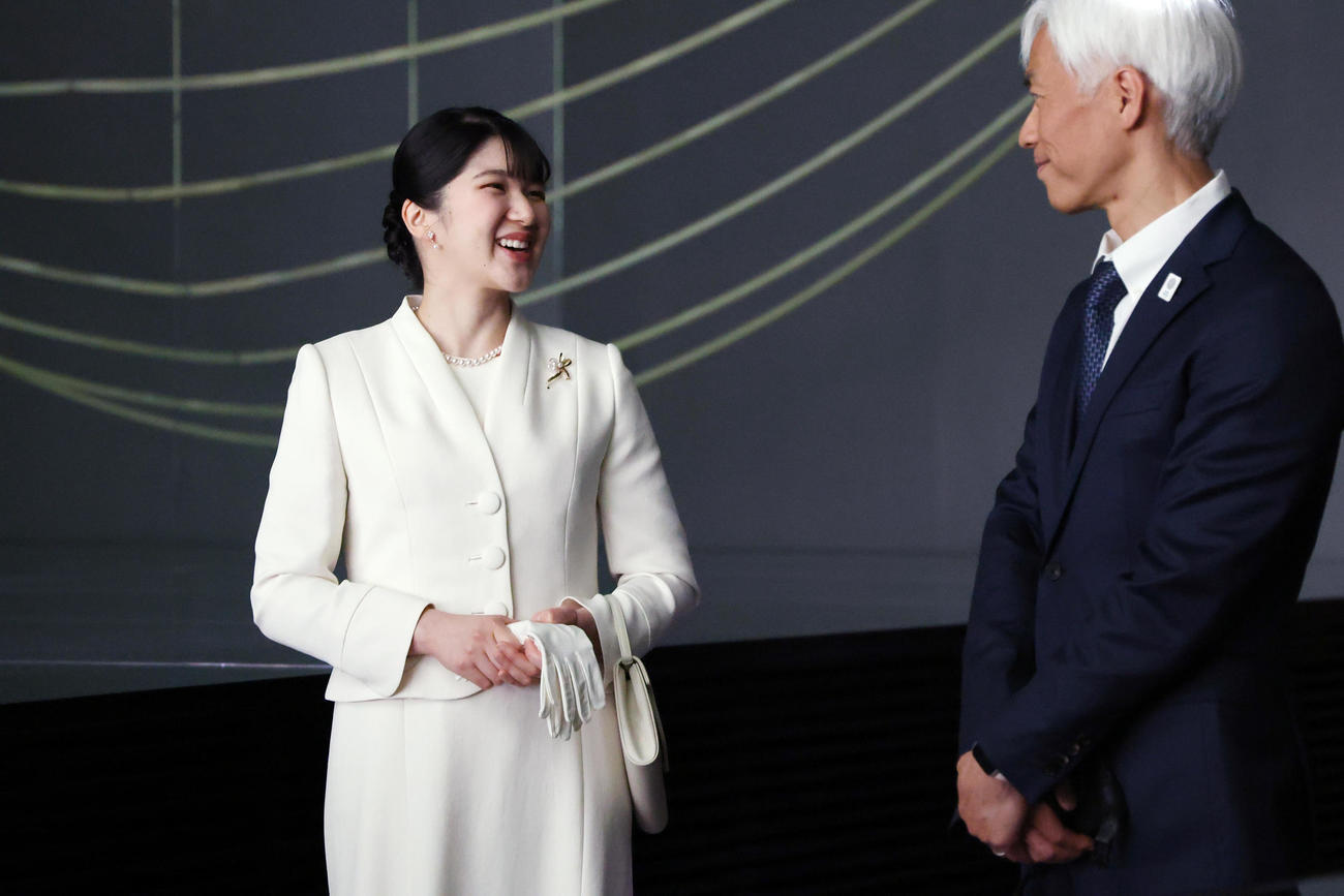 大阪・関西万博会場の日本館を視察する天皇、皇后両陛下の長女愛子さま（左）（代表撮影）