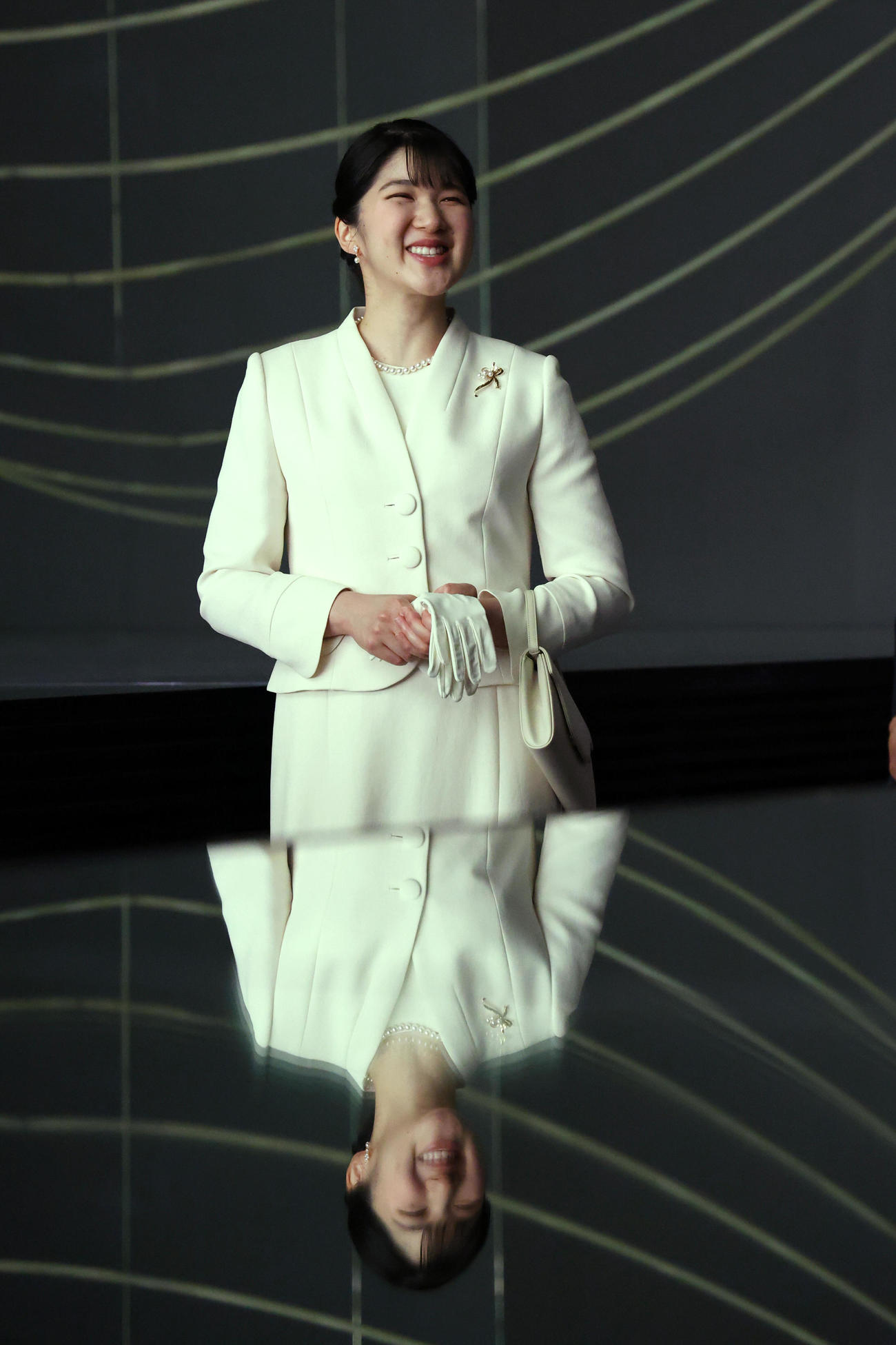 大阪・関西万博会場の日本館を視察する天皇、皇后両陛下の長女愛子さま（代表撮影）