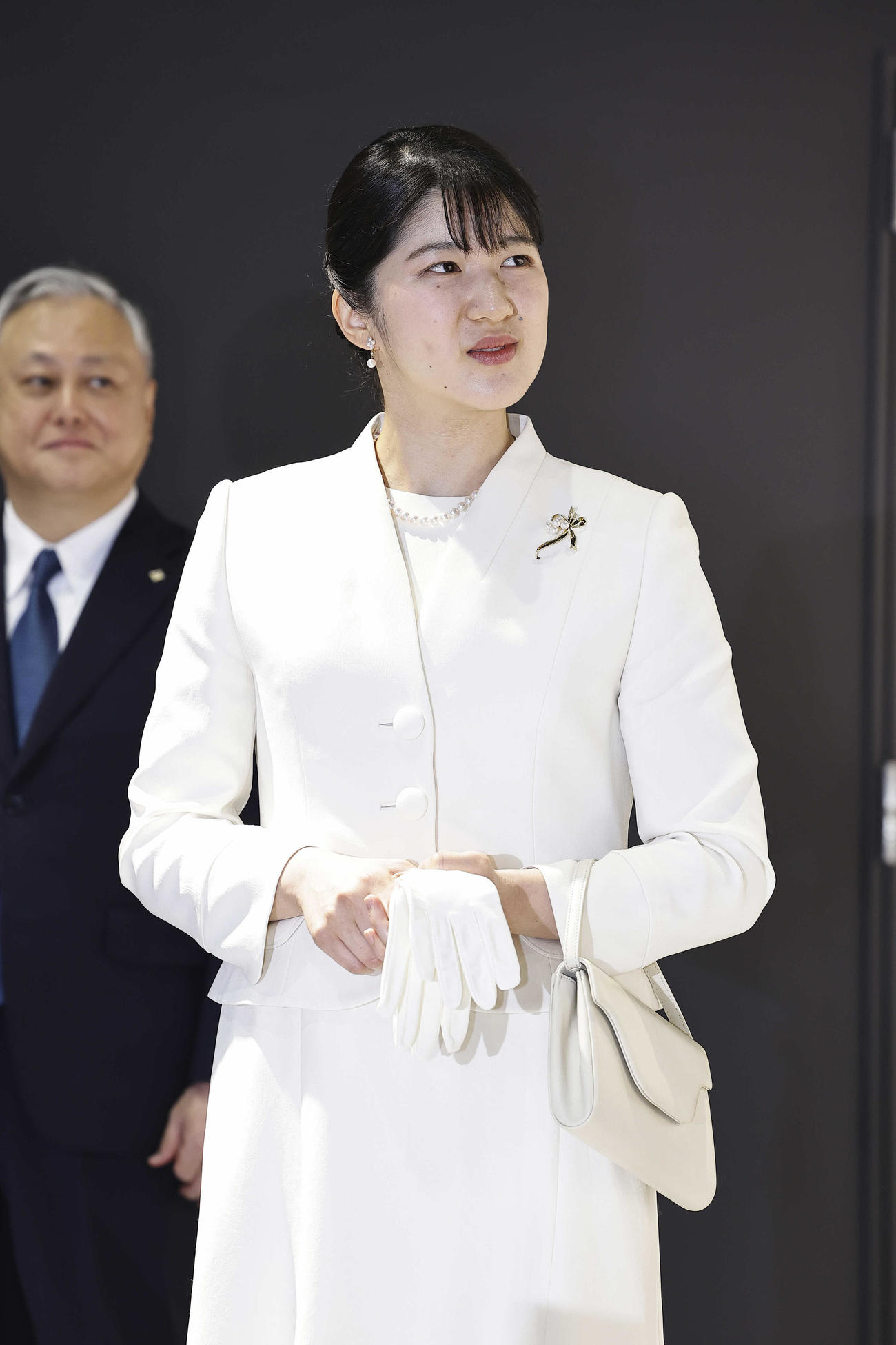 「大阪・関西万博」の国際赤十字・赤新月運動館を視察する、天皇、皇后両陛下の長女愛子さま（代表撮影）