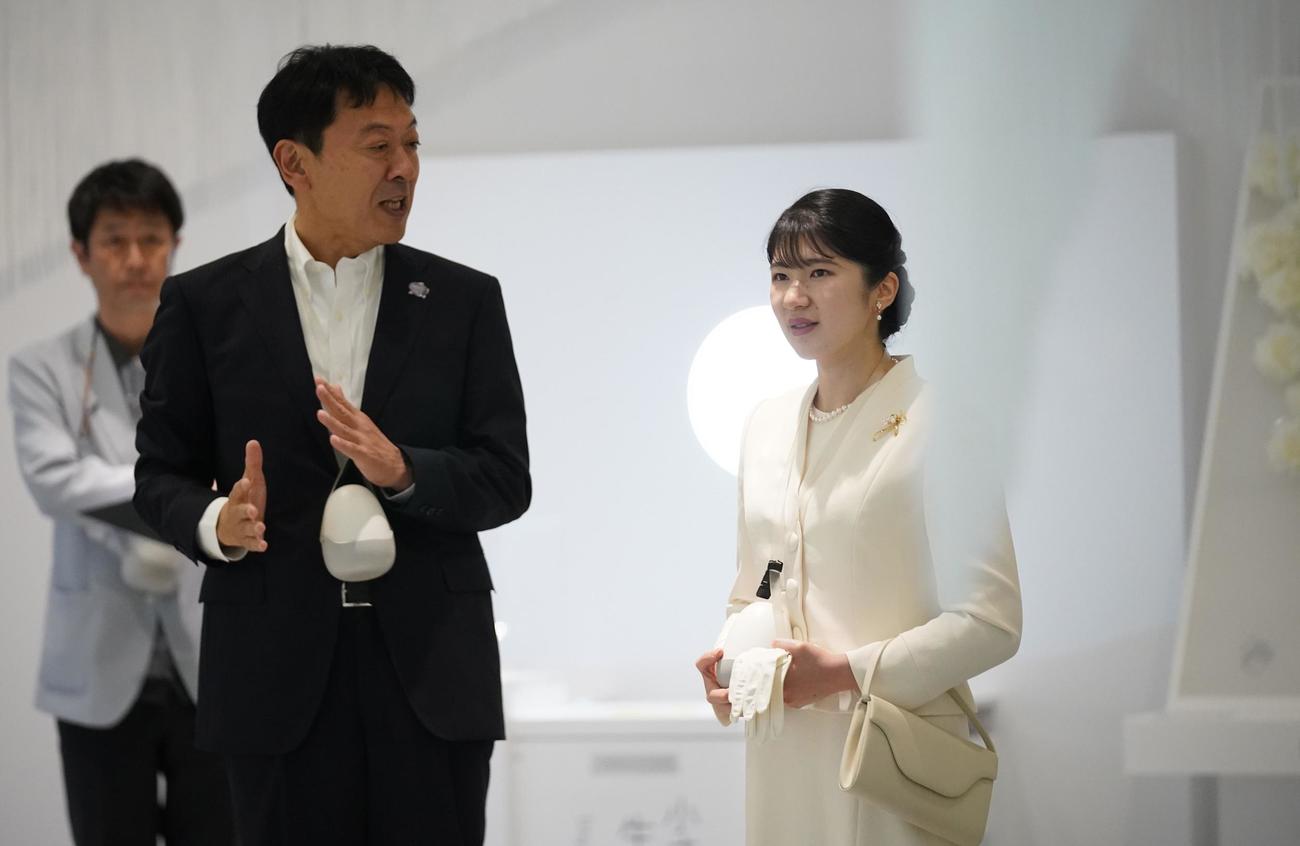 大阪・関西万博の電力館を訪問された天皇、皇后両陛下の長女、敬宮愛子さま（右）（代表撮影）