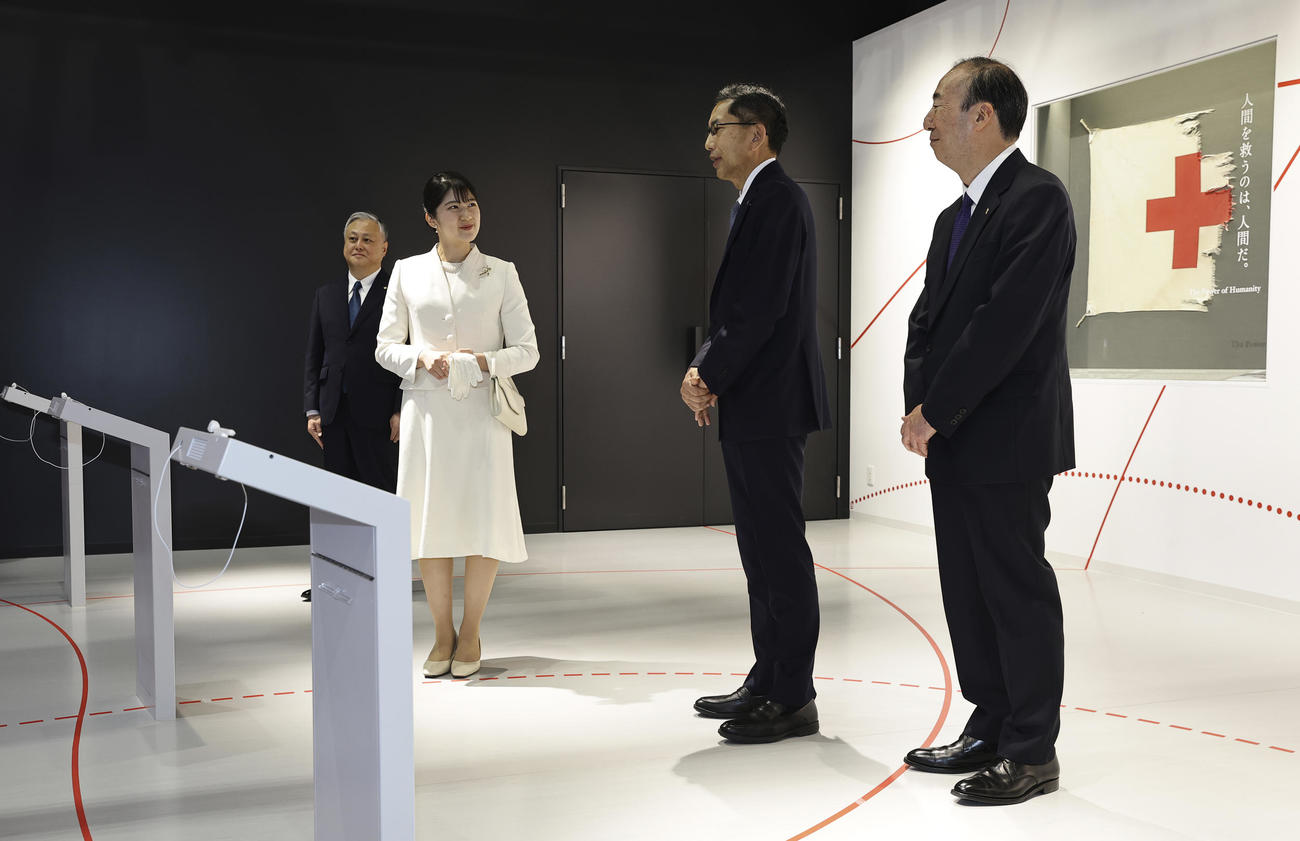 「大阪・関西万博」の国際赤十字・赤新月運動館を視察する、天皇、皇后両陛下の長女愛子さま（左から2人目）（代表撮影）