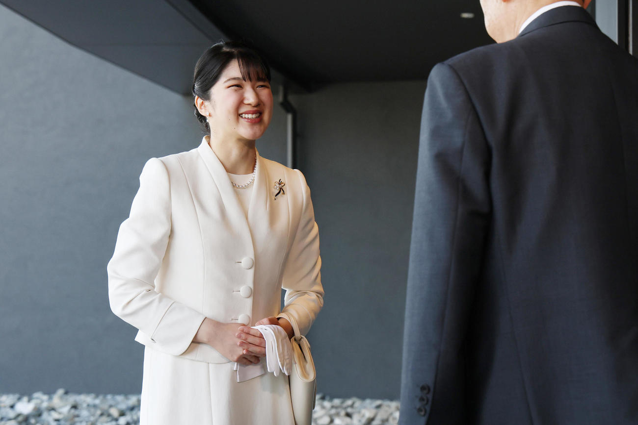 大阪・関西万博会場の日本館に到着し、出迎えを受ける天皇、皇后両陛下の長女愛子さま（代表撮影）
