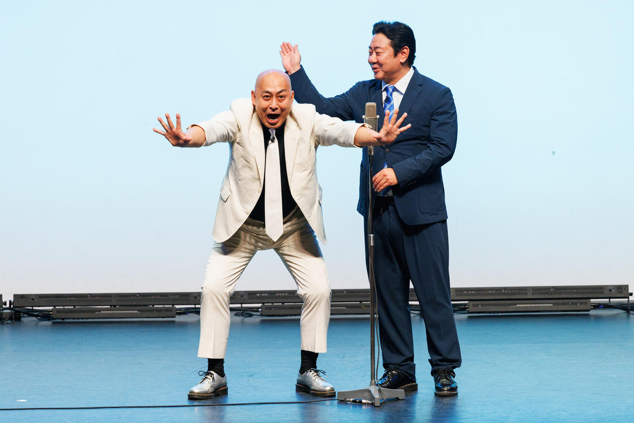 「こーんにーちわー」合戦を子供達と繰り広げる長谷川雅紀（左）と渡辺隆