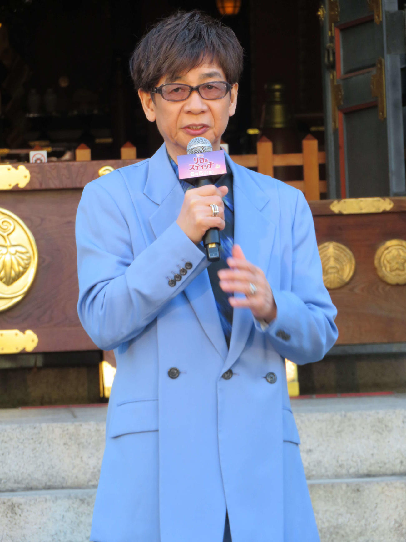 米映画「リロ＆スティッチ」大ヒット祈願イベントに青の衣装を着てきた山寺宏一（撮影・村上幸将）