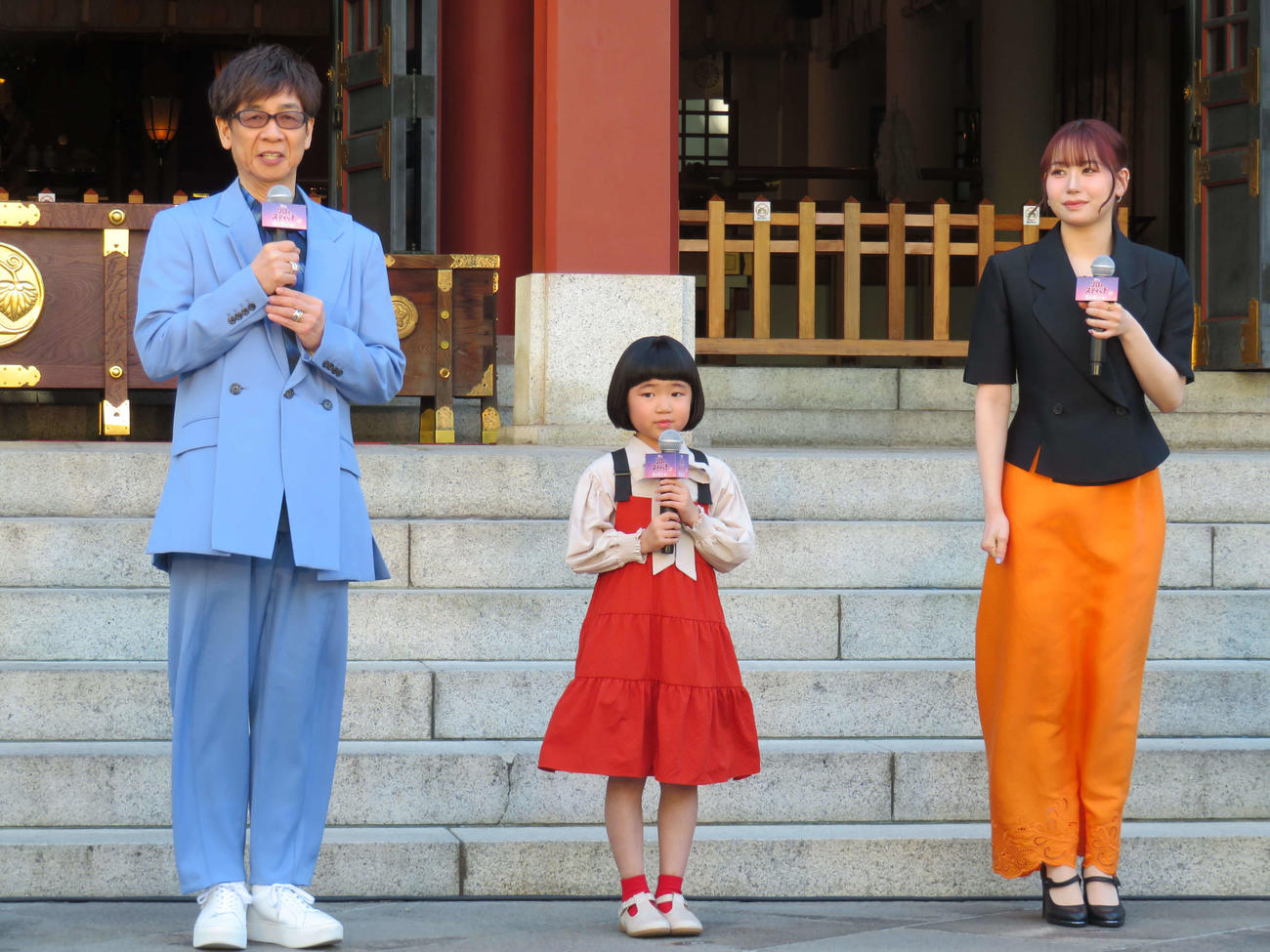 米映画「リロ＆スティッチ」大ヒット祈願イベントに出席した、左から山寺宏一、永尾柚乃、ME：IのMOMONA（撮影・村上幸将）